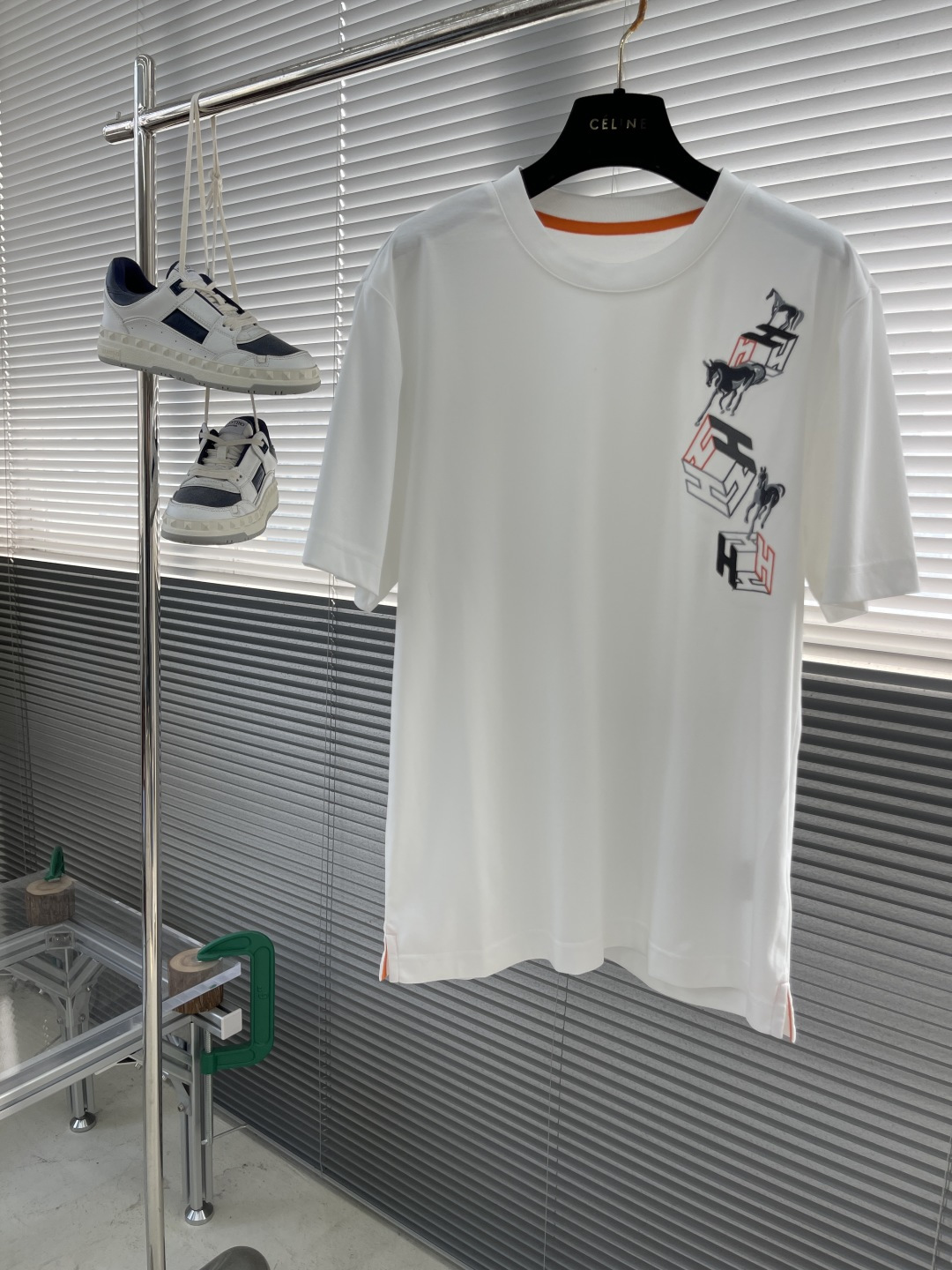 NO:130612,-Herme's latest spring and summer 2025 model, official website synchronization, men's round neck short-sleeved T-shirt, geometric pattern, 3D three-dimensional, artistic color theme design!  Laser embroidery exquisite craftsmanship presents a high-end experience that can be seen!  The fabric is rare and the fabric is made of imported mercerized cotton, which has a high-end gloss and is very skin-friendly!  Good fabrics and fine craftsmanship make this T-shirt look more advanced!  Code number M-3XL, hermes, T-shirt,tees, t-shirt,alexander wang19860909-Herme 2025春夏最新款 官网同步 男士圆领短袖T恤衫,几何图案 3D立体感 颇具艺术色彩主题设计！激光贴皮绣花 精致的工艺 呈现出能被看到的高级！物以稀为贵 面料采用进口丝光棉 具有高级光泽感 上身亲肤感极好！好面料搭配精细的工艺 让这款T恤显得更加高级！ 码数M-3XL,,hermes,T-shirt,tees，t-shirt,alexander wang,Men's clothing