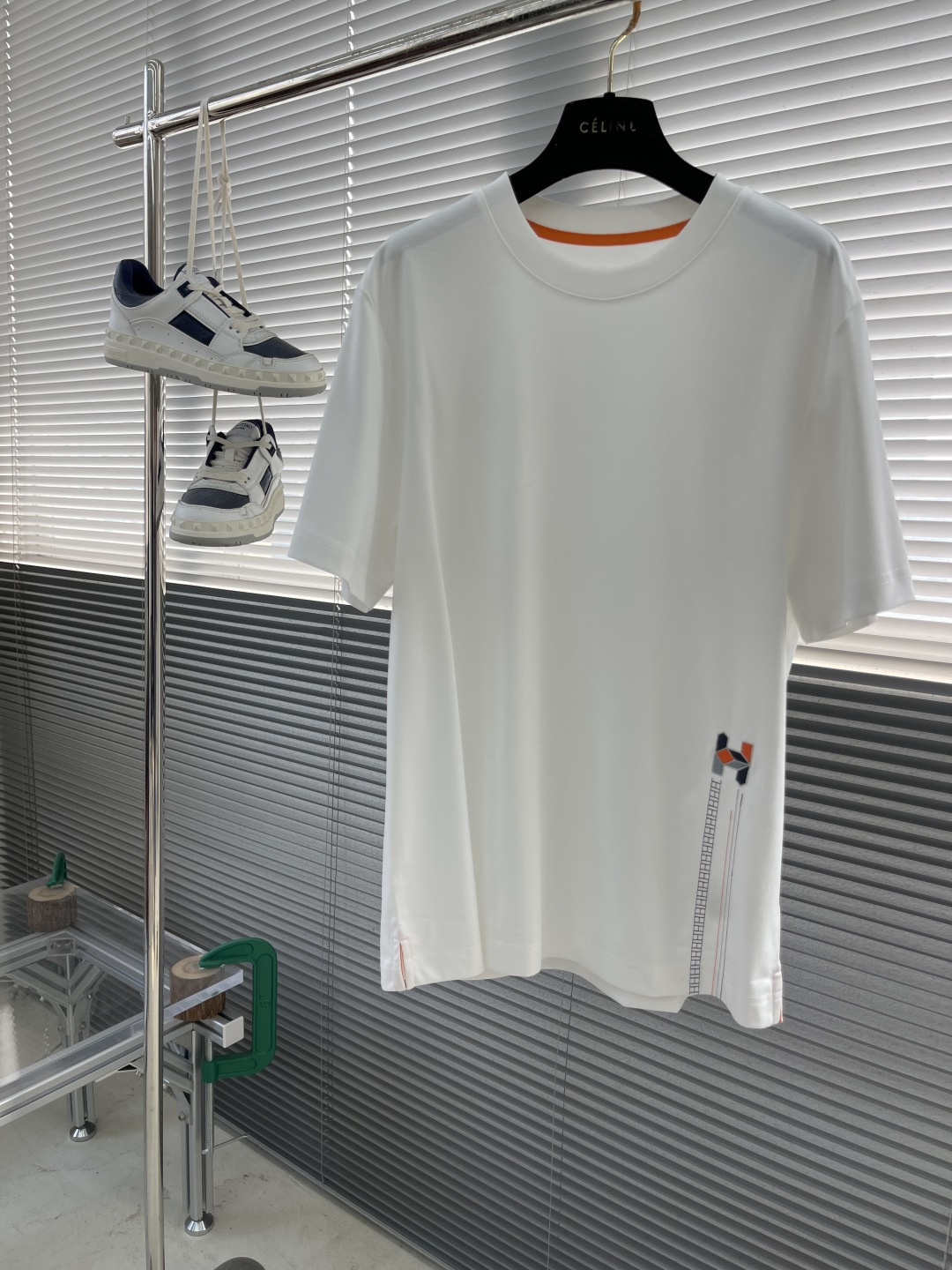 NO:130614,-Herme 2025 summer new round neck short sleeves, a model of fashion and exquisite products. It adopts exquisite and delicate embroidery technology, with a strong three-dimensional sense, and vividly displays the original simple H letter pattern, achieving extremely high artistic appeal. Light up your summer time. Selected excellent fabrics, delicate touch, gently care for every inch of skin, bringing an unparalleled comfort experience. Classic round neck design, simple without losing elegance, perfectly outlines the neckline lines. The exquisite detail treatment demonstrates the brand's century-old craftsmanship, and every needle and thread embodies the ultimate pursuit of quality. Code M-3XL, hermes, T-shirt, alexander wang19860909-Herme 2025夏季新款 圆领短袖,时尚臻品的典范.采用精美细腻的刺绣工艺,立体感强,将原本简单的H字母图案栩栩如生的展现出来,达到极高的艺术感染力.点亮你的夏日时光.精选上乘面料,触感细腻如丝,轻柔地呵护每一寸肌肤,带来无与伦比的舒适体验.经典圆领设计,简约而不失优雅,完美勾勒颈部线条.精致的细节处理,彰显品牌百年匠心工艺,每一针每一线都凝聚着对品质的极致追求. 码数M-3XL,,hermes,T-shirt,alexander wang,Men's clothing