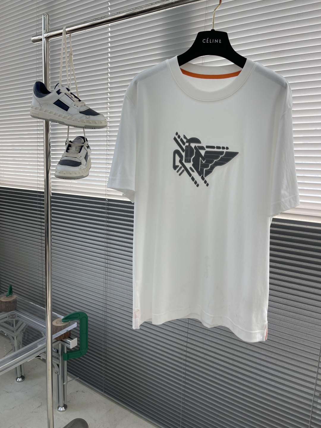 NO:130610,-Herme 2025 summer latest style, men's round neck short-sleeved T-shirt, genuine leather embroidery, has long become a must-have item for fashionable people in recent years!  Classic versatile and timeless. The leather embroidery is carefully polished by professional factories to present a high-end experience that can be seen!  The fabric is rare and the fabric is made of imported mercerized cotton, which has a high-end gloss and is very skin-friendly!  Good fabrics and fine craftsmanship make this T-shirt look more advanced!  Code number M-3XL, hermes, T-shirt,tees, t-shirt,alexander wang19860909-Herme 2025夏季最新款 男士圆领短袖T恤衫,真皮贴绣 近几年早已成为时髦人士的衣橱必备单品！经典百搭不过时 真皮贴绣专业工厂精心打磨 呈现出能被看到的高级！物以稀为贵 面料采用进口丝光棉 具有高级光泽感 上身亲肤感极好！好面料搭配精细的工艺 让这款T恤显得更加高级！ 码数M-3XL,,hermes,T-shirt,tees，t-shirt,alexander wang,Men's clothing