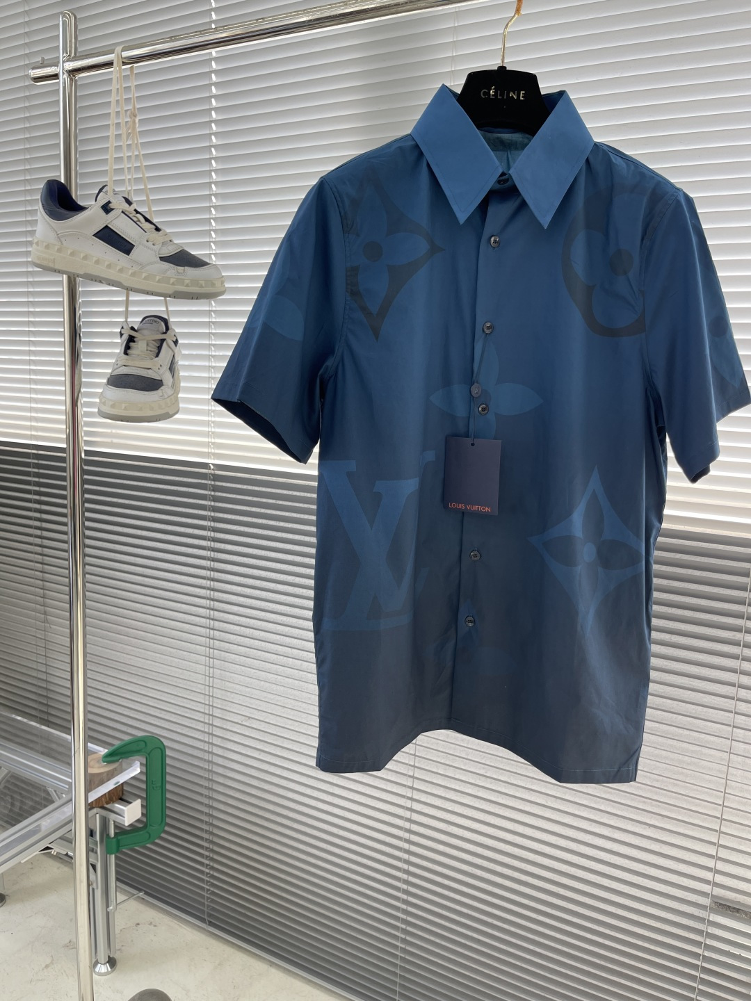 NO:135922,-Dou Brand 25ss new printed pattern lapel single-breasted short-sleeved T-shirt!  Size S.M.L.XL Size SMLXL Clothes Length 72737475 Shoulder Width 43444546 Bust 56586062,,louis vuitton,T-shirt,tees,t-shirt,alexander wang19860909-驴牌 25ss新款印花图案翻领单排扣短袖T恤！ 码数S.M.L.XL 尺码SMLXL 衣长72737475 肩宽43444546 胸围56586062,,louis vuitton,T-shirt,tees，t-shirt,alexander wang,Men's clothing