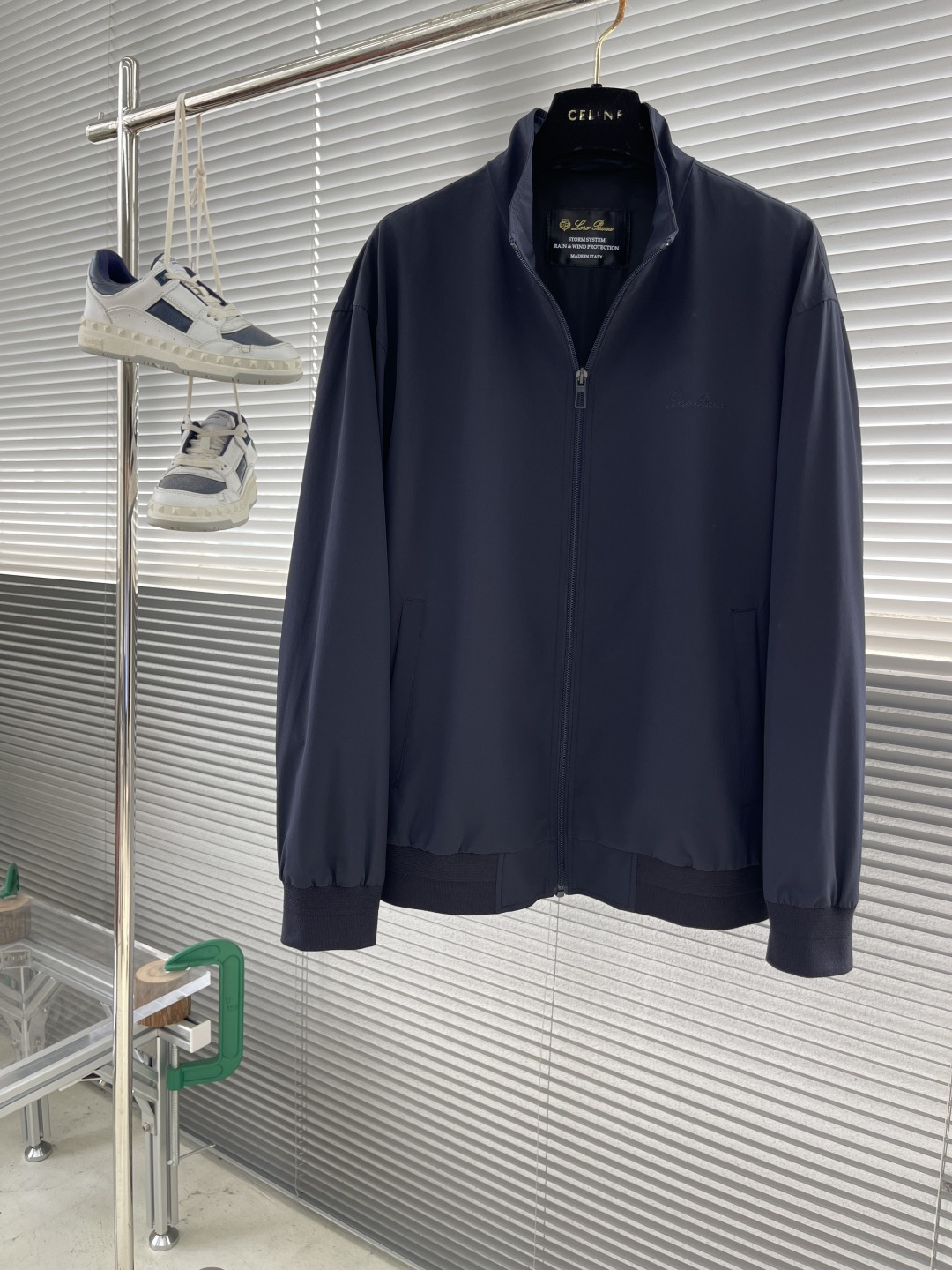 NO:130624,-Loro Piana 2025 Early Spring Cabinet for sale Old-Crown Style Classic Jackets Classic Styles Every Year Classic Styles Business Commuter All can be matched well. Stand collar and insert pockets on both sides of the inner plaid liner embellishment Combined tailoring hardware accessories are all in full order. The details are very intimate. Simple and versatile but not monotonous. Customized hardware accessories, meticulous in details, with a moderate thickness, warm and comfortable, and a very crisp feeling. It is a very practical style for business and leisure. Number of 48-56 (M-3XL), loro pigeana, jackets & coats, jackets & coats, alexander wang19860909-Loro Piana 2025早春 柜在售 老钱风 经典款夹克外套 年年经典的款式 商务通勤 都能很好搭配 立领两侧插袋 内里格纹的内衬点缀 合体的剪裁五金辅料全品相订单 ,细节上把握非常走心 简约百搭而不单调 ,定制的五金辅料,细节的一丝不苟,有内衬 厚度适中 保暖舒适,又有很好的挺括感,平时商务休闲很实穿的一款. 码数48-56（M-3XL）,,loro piana,jackets & coats,jackets & coats,alexander wang,Men's clothing