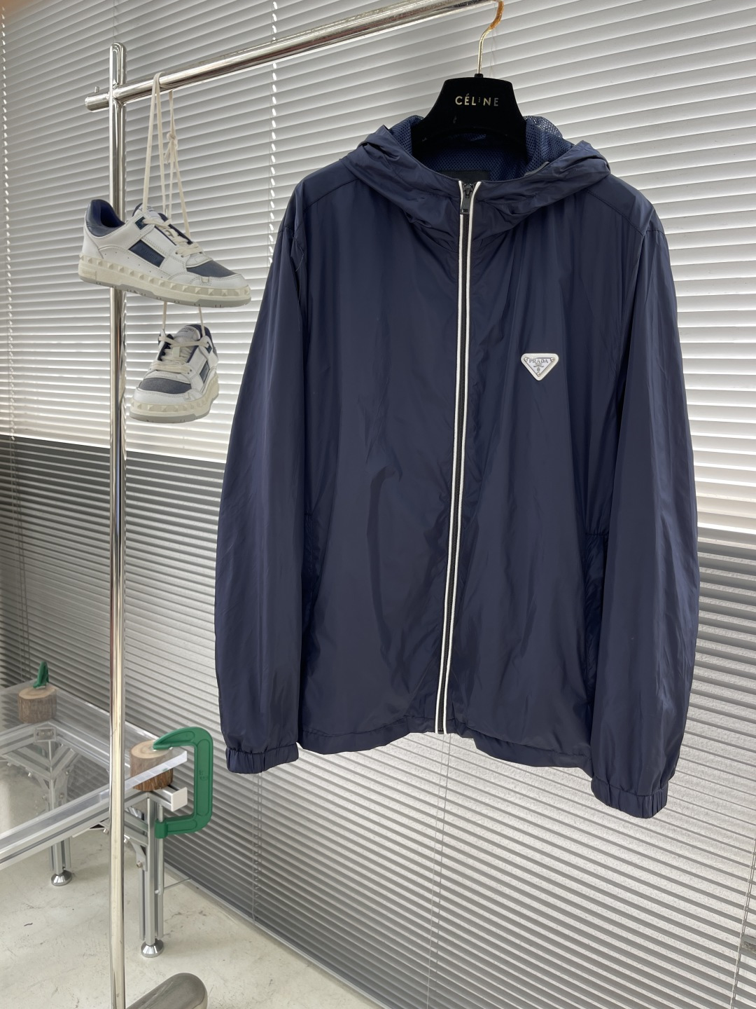 NO:130602,-PRAD 25 new product hooded jacket, Re-Nylon recycled nylon material, a versatile and hot item that must be popular every quarter!  Durable and flexible, capable of most environments in daily commuting and outdoors. Simple and capable tailoring, whether for light sports enthusiasts or daily commuting, this jacket is a good choice. Fashionable loose-leaf design, zippered hood, evokes sports vitality, and has a hot spot and its own charm. The iconic metal triangle logo on the chest, paired with the regular body style, creates a high-end texture that is wide and skeleton-free but not stiff. The cuffs are designed with elastic rope. Size M-3XL (48-56), prada, jackets & coats, jackets & coats, hats, alexander wang19860909-PRAD 25新品 连帽款夹克,Re-Nylon 再生尼龙材质,每个季度必火的百搭爆款单品！ 耐用灵活性高,能胜任日常通勤和户外的绝大部分环境,简单干练的剪裁,不管是轻度运动爱好者还是日常通勤 这款外套都是较好的选择. 时尚活页设计,拉链式连帽,唤起运动活力,很有热点和自己的韵味,胸前Prad*标志性的金属三角徽标,搭配常规的衣身版型,营造出挺阔有骨架却不僵硬的高级质感. 袖口以弹力束绳设计. 尺码M-3XL（48-56码）,,prada,jackets & coats,jackets & coats,hats,alexander wang,Men's clothing