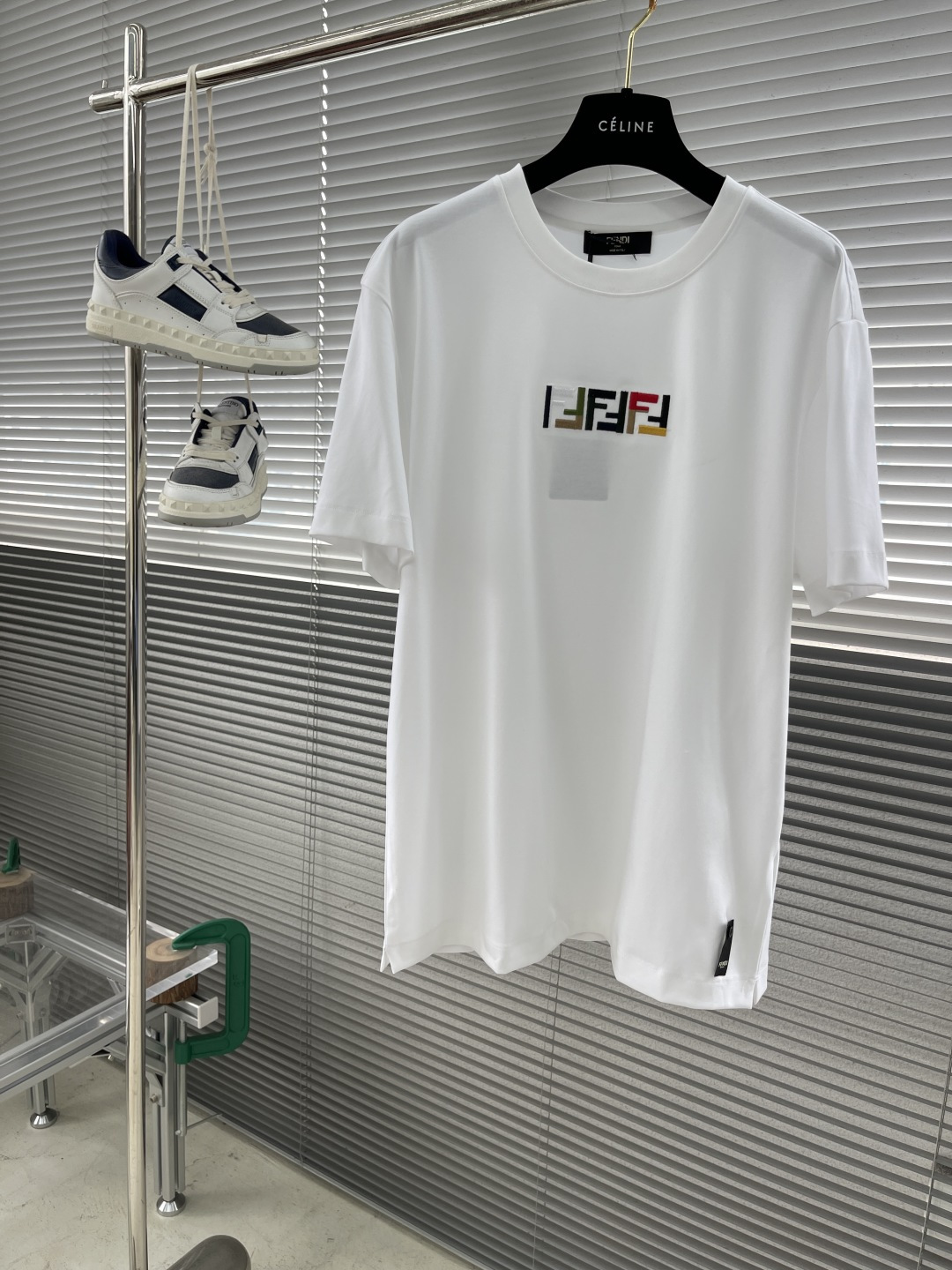 NO:130611,-FEND 25SS popular FD embroidered short T fabric is made of high-woven imported liquid ammonia cotton. This fabric has a silk-like soft and shiny feel, and the feel is smooth and delicate!  Double veil woven structure, good skin feel, it will not be easy to deform after wearing it for a long time. The chest is decorated with fine needle embroidery with Fendi logo, and the clean fit atmosphere is full, which not only demonstrates the brand's noble temperament, but also does not be too complicated. It is in line with the concept of simple summer outfits. This T-shirt shows the Fendi brand's consistent high quality and fashion sense, and is the best choice for spring and summer. Size 48-56 (M-3XL), christian louboutin, fendi, fendi, tees, t-shirt, alexander wang19860909-FEND 25SS 爆款FD刺绣短T 面料采用高织进口液氨棉材质,这块面料具有丝绸般的柔软光泽感,手感爽滑细腻！双面纱织结构,骨感好 久穿久洗不易变形.胸前搭配Fendi logo精针刺绣为点缀,clean fit氛围十足,既彰显了品牌的高贵气质,又不会过于繁杂,符合夏日简约穿搭的理念,这款T恤展现出了芬迪品牌一贯的高品质和时尚感,是春夏季节的不二之选.  尺码48-56（M-3XL）,,christian louboutin,fendi,fendi,tees，t-shirt,alexander wang,Men's clothing