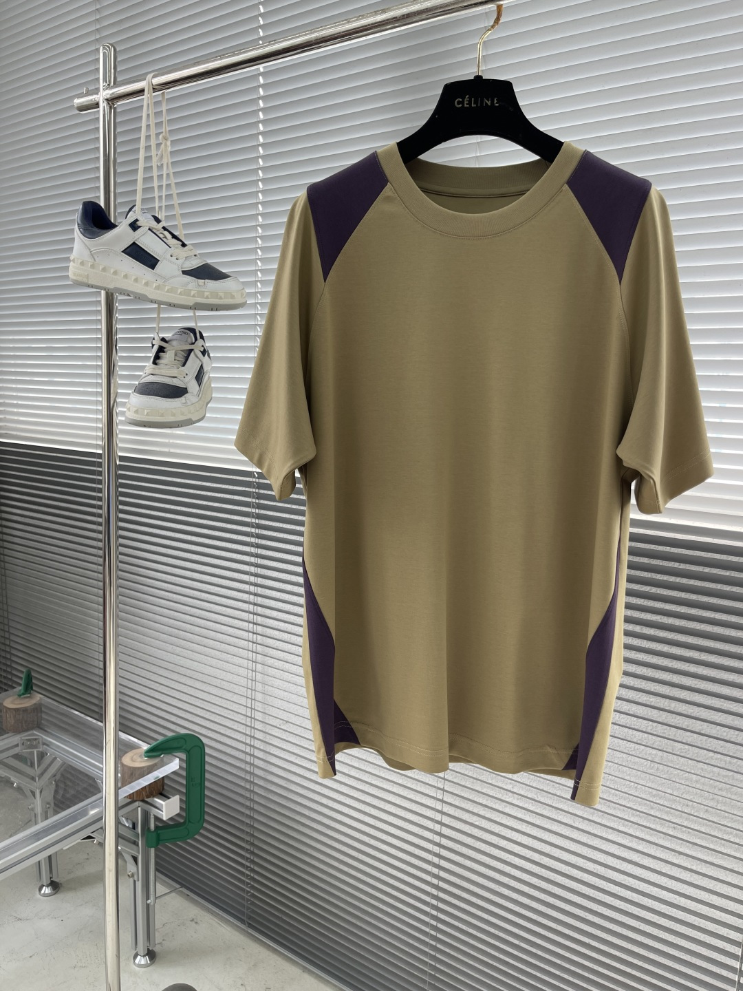 NO:130608,-Loro Piana 2025 official website latest model men's round neck short-sleeved T-shirt. The latest color matching of the official website!  Unique contrasting shoulder decoration breaks monotony. The back brand logo design hides fashion attitude, and the overall visual effect is simple without losing personality. Pursuing quality life, start with a piece of LP round neck short sleeves. Selected high-quality mercerized cotton, delicate textures show texture, each stitch has been carefully polished, and the cuffs and hem are exquisitely edging treatment, and the details show ingenuity. Size M-3XL, loro piana, loro piana, T-shirt, tees, t-shirt, alexander wang19860909-Loro Piana 2025官网最新款 男士圆领短袖T恤.官网最新配色！独特撞色肩饰,打破单调.后背品牌logo设计,暗藏时尚态度,整体视觉效果简约而不失个性.追求品质生活,从一件LP圆领短袖开始.精选上乘丝光棉,细腻纹理彰显质感,每一处针脚都历经精心打磨,袖口和下摆的精致包边处理,细节之处尽显匠心. 尺码M-3XL,,loro piana,loro piana,T-shirt,tees，t-shirt,alexander wang,Men's clothing