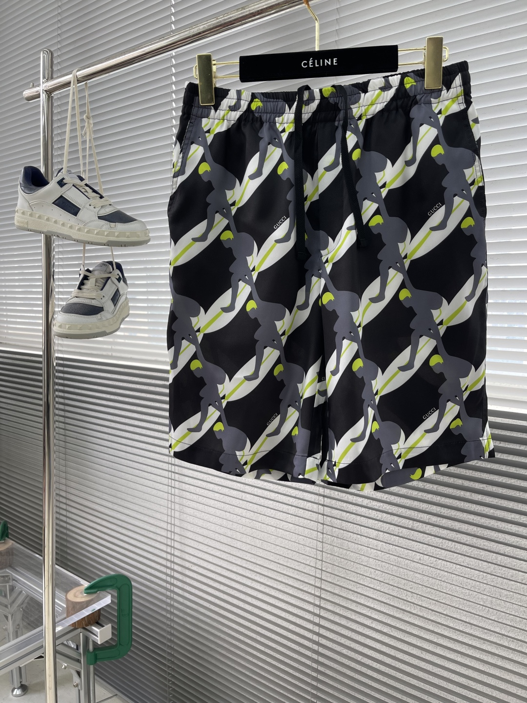 NO:130642,Shorts Top P - GUCC 25ss new shirt is made of brown, white and blue mulberry silk fabrics, embellished with surfer prints and decorated with mother-of-pearl buttons. Size 46.48.50.52. Size 46485052 Side length 5151.55252.5 Waist circumference 78828690 Sit circumference 106114118 Foot mouth 58606264,,gucci,shorts,shirts,alexander wang19860909短裤 上衣p -GUCC 25ss新款衬衫采用棕色、白色和蓝色桑蚕丝面料打造,通体缀饰冲浪者印花,并饰以珍珠母贝纽扣. 码数46.48.50.52. 尺码46485052 侧长5151.55252.5 腰围78828690 坐围106114118 脚口58606264,,gucci,shorts,shirts,alexander wang,Men's clothing