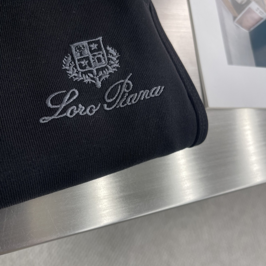 

-Loro Piana  2025夏季休闲运动五分裤！！！百搭的裁剪堪称大气……… 平织抽绳式的运动