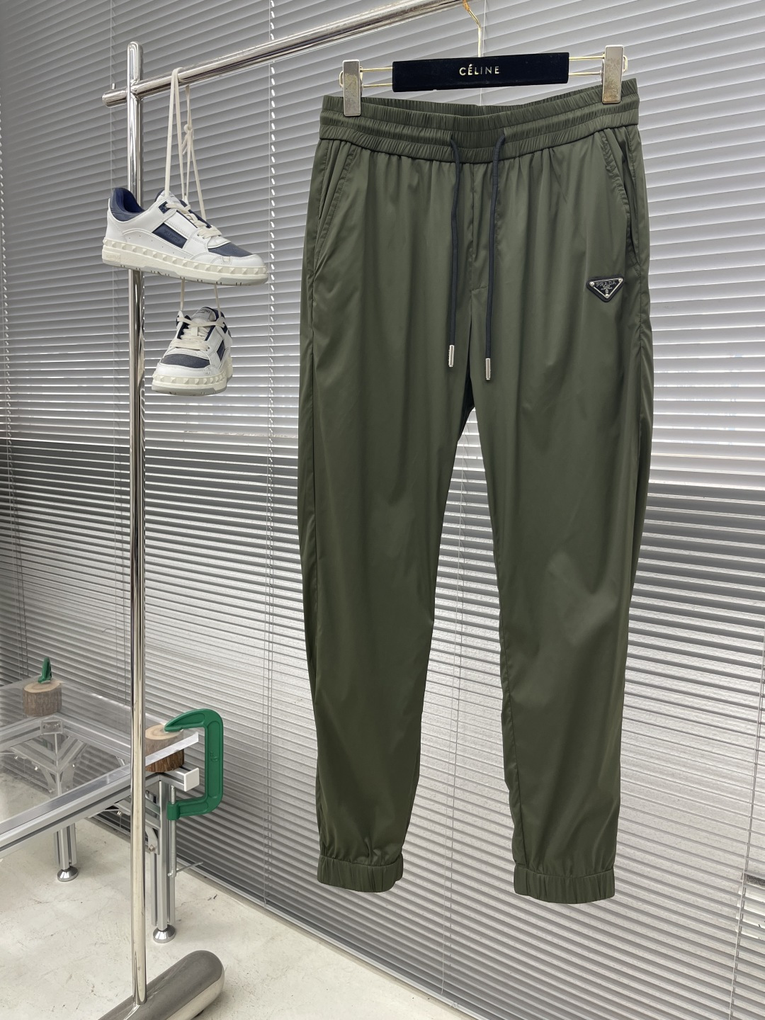 NO:132186,8965 set can be disassembled PRAD... Counter 25 Spring and Summer High-end Customized Spring and Summer Series, Suitable and neat Lapel Cardigan Casual Set, High-end fiber elastic fabric imported from Italy, delicate and soft, comfortable and breathable, crisp and shaping, extraordinary quality. Exquisite three-dimensional genre highlights the texture, zipper accessories are all high-end materials for customers, very textured and wear-resistant. Domestic first-line factories have made it available. From cutting to hand sewing, there is basically no unnecessary brushwork. The style is quite crisp and there is no feeling of dragging. It has the advantages of delicate and soft feel, smooth texture, upright and anti-wrinkle!  Natural drooping, anti-wrinkle and easy to handle, anti-spraying, skin-friendly, breathable, and quick drying!  Size 48-56 (M-3XL), prada, alexander wang198609098965 套装可以拆单 PRAD…… 专柜25春夏高级定制春夏系列,干练利落的翻领开衫休闲套装,意大利进口高档纤维弹性面料,细腻柔软 舒适透气 挺括塑型 非凡品质.精致立体裁 凸显质感拉链配件都是客供高档材料,非常具有质感,经久耐磨,国内一线工厂出手,从裁剪到手工缝纫,基本没有一丝多余的手笔,版型相当挺括,丝毫没有拖沓的感觉.具有手感细腻柔软,质地顺滑,挺拔抗皱等优点！自然垂感,抗皱易打理,防泼水.亲肤,透气,速干！ 尺码48-56（M-3XL）,,prada,alexander wang,Men's clothing