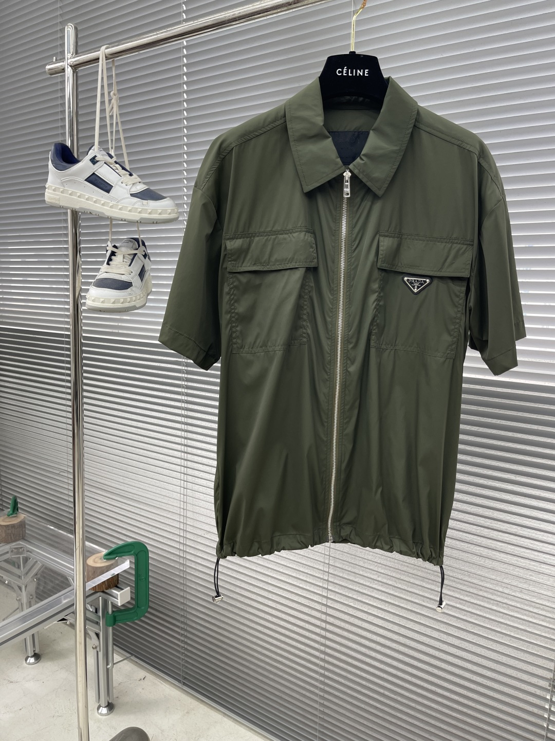 NO:132189,8965 set can be disassembled PRAD... Counter 25 Spring and Summer High-end Customized Spring and Summer Series, Suitable and neat Lapel Cardigan Casual Set, High-end fiber elastic fabric imported from Italy, delicate and soft, comfortable and breathable, crisp and shaping, extraordinary quality. Exquisite three-dimensional genre highlights the texture, zipper accessories are all high-end materials for customers, very textured and wear-resistant. Domestic first-line factories have made it available. From cutting to hand sewing, there is basically no unnecessary brushwork. The style is quite crisp and there is no feeling of dragging. It has the advantages of delicate and soft feel, smooth texture, upright and anti-wrinkle!  Natural drooping, anti-wrinkle and easy to handle, anti-spraying, skin-friendly, breathable, and quick drying!  Size 48-56 (M-3XL), prada, alexander wang198609098965 套装可以拆单 PRAD…… 专柜25春夏高级定制春夏系列,干练利落的翻领开衫休闲套装,意大利进口高档纤维弹性面料,细腻柔软 舒适透气 挺括塑型 非凡品质.精致立体裁 凸显质感拉链配件都是客供高档材料,非常具有质感,经久耐磨,国内一线工厂出手,从裁剪到手工缝纫,基本没有一丝多余的手笔,版型相当挺括,丝毫没有拖沓的感觉.具有手感细腻柔软,质地顺滑,挺拔抗皱等优点！自然垂感,抗皱易打理,防泼水.亲肤,透气,速干！ 尺码48-56（M-3XL）,,prada,alexander wang,Men's clothing