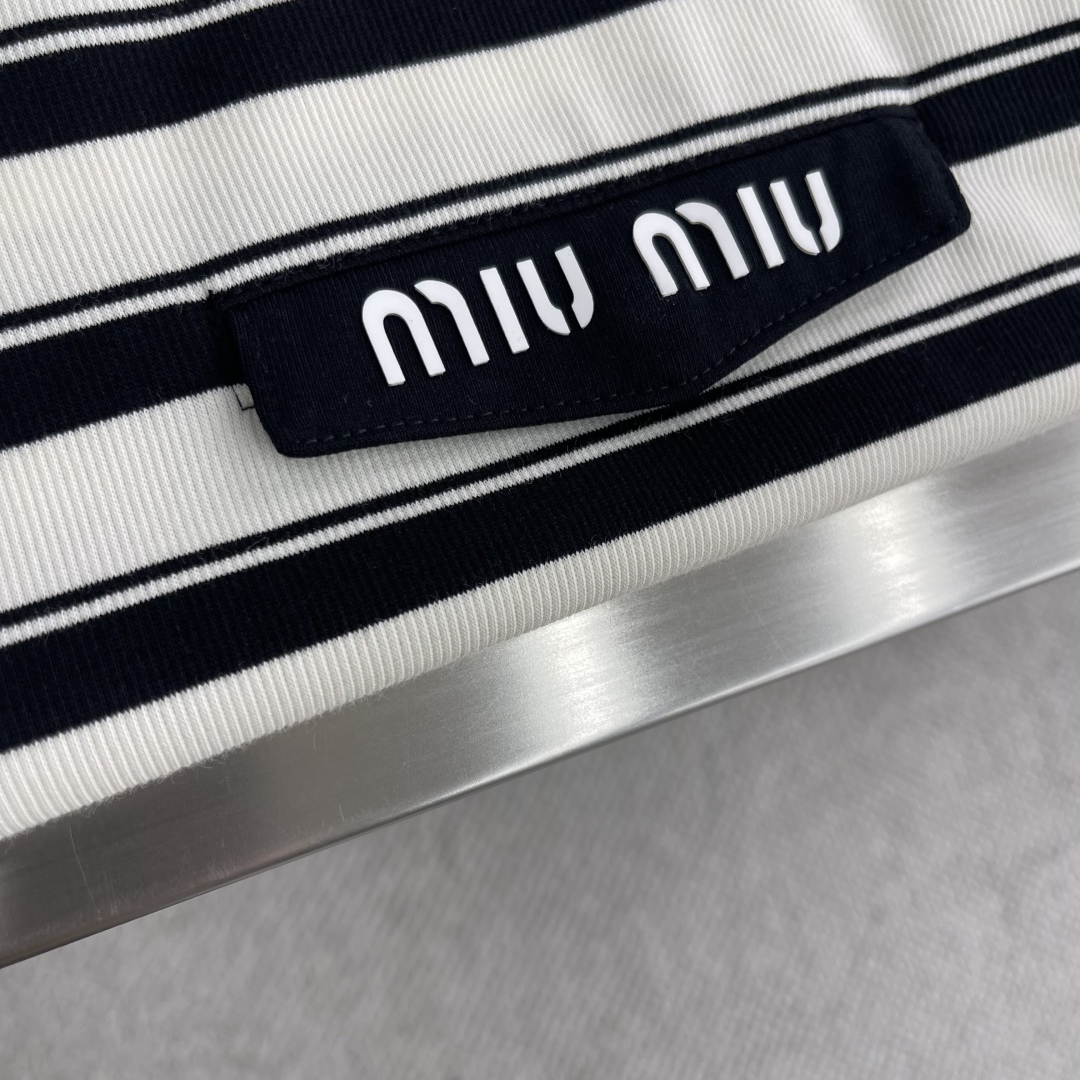 

-miumiu 2025SS春夏新款半袖 爆款定制纯棉面料 采用立体厚板工艺 立体清晰可见 面料舒适