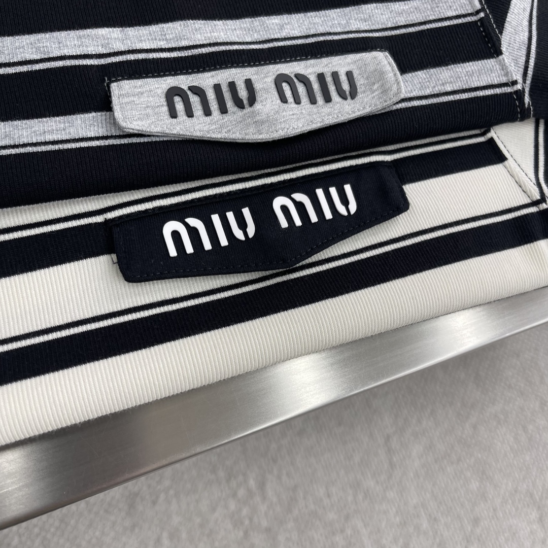 

-miumiu 2025SS春夏新款半袖 爆款定制纯棉面料 采用立体厚板工艺 立体清晰可见 面料舒适