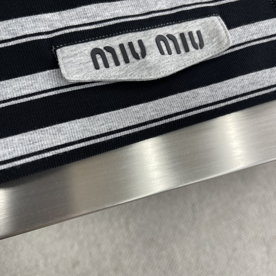 

-miumiu 2025SS春夏新款半袖 爆款定制纯棉面料 采用立体厚板工艺 立体清晰可见 面料舒适