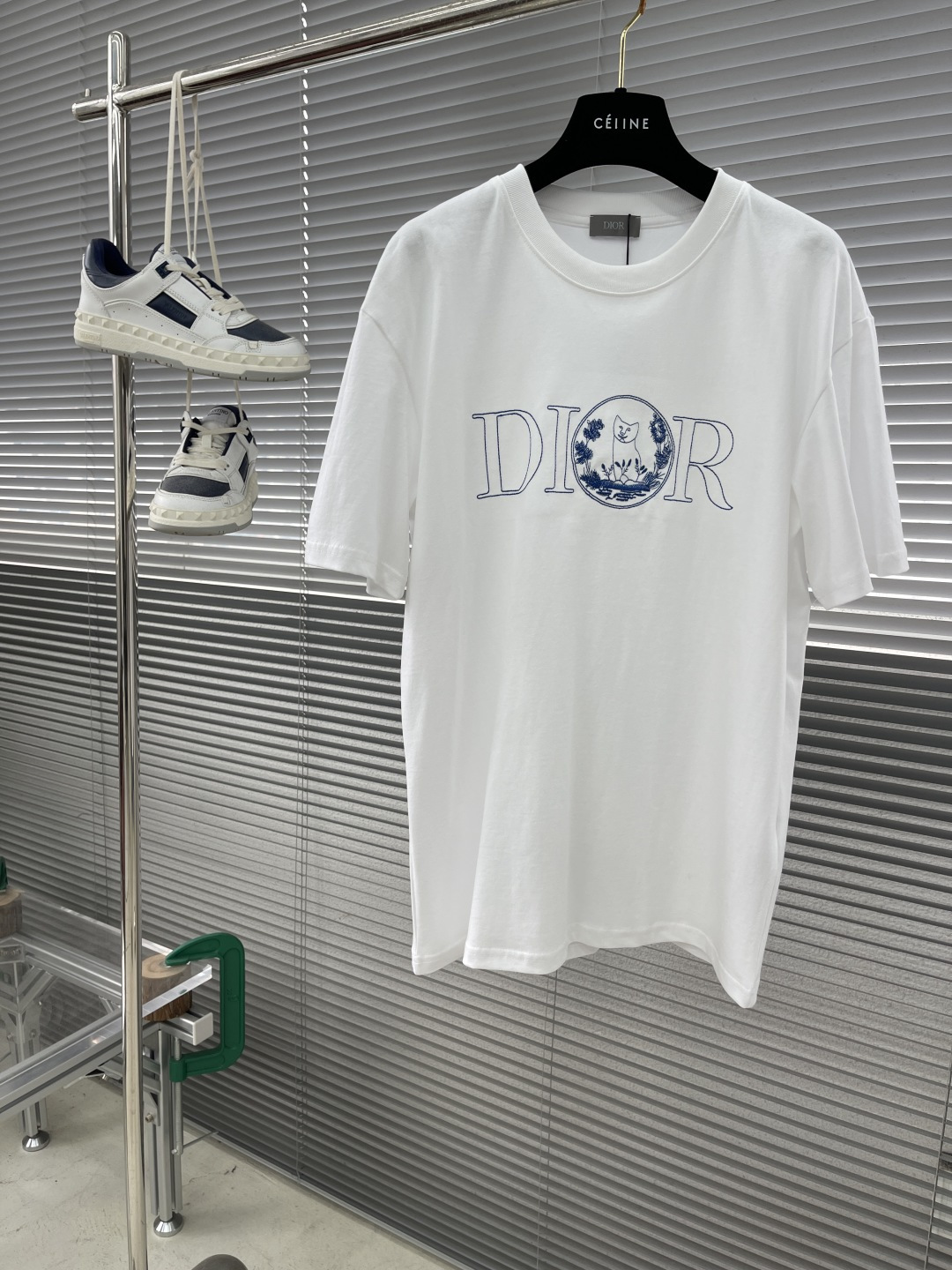 NO:130647,25ss new T-shirt displays the logo from this season's DIO AND HYLTON NEL co-branded series. It is carefully crafted from white cotton jersey fabric, classic silhouette with ribbed round neck, and embroidered on the chest to enhance the style. Casual tailoring, can be matched with sports trousers or jeans. Size S.M.L.XL. Size SMLXL 75767778 Shoulder width 46474950 Bust 5557 5961,,dior,jeans,alexander wang1986090925ss新款 T 恤展示来自本季 DIO AND HYLTON NEL 联名系列的标志.采用白色棉质平纹针织面料精心制作,经典廓形搭配罗纹圆领,胸前饰以刺绣提升格调.休闲剪裁,可搭配运动长裤或牛仔裤. 码数S.M.L.XL. 尺码SMLXL 衣长75767778 肩宽46474950 胸围5557 5961,,dior,jeans,alexander wang,Men's clothing