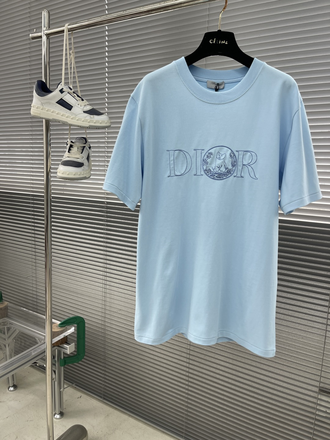 NO:130644,25ss new T-shirt displays the logo from this season's DIO AND HYLTON NEL co-branded series. It is carefully crafted from white cotton jersey fabric, classic silhouette with ribbed round neck, and embroidered on the chest to enhance the style. Casual tailoring, can be paired with sports trousers or jeans. Size S.M.L.XL. Size SMLXL 75767778 Shoulder width 46474950 Bust 5557 5961,,dior,jeans,alexander wang1986090925ss新款 T 恤展示来自本季 DIO AND HYLTON NEL 联名系列的标志.采用白色棉质平纹针织面料精心制作,经典廓形搭配罗纹圆领,胸前饰以刺绣提升格调.休闲剪裁,可搭配运动长裤或牛仔裤. 码数S.M.L.XL. 尺码SMLXL 衣长75767778 肩宽46474950 胸围5557 5961,,dior,jeans,alexander wang,Men's clothing
