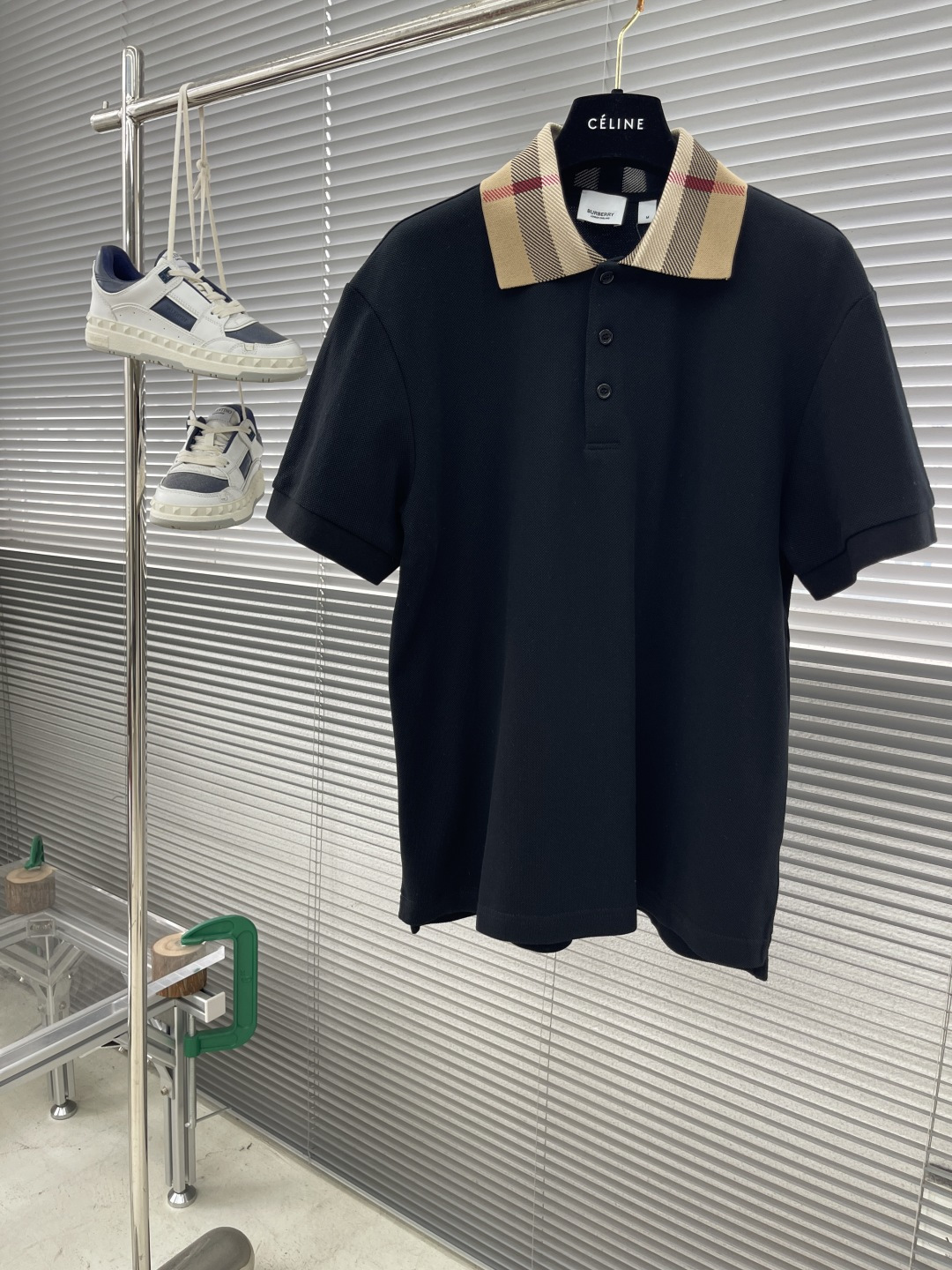 NO:130620,-BBR Pearl Mesh Cotton POLO Shirt Cotton Bead Mesh fabric is made of cotton bead Mesh fabric, with good breathability, and the bead Mesh structure gives it a unique texture, enhancing texture. Moisture and sweat, keeping comfortable wearing. The classic POLO shirt style plus BUR's classic plaid jacquard collar highlights the brand recognition. Comparing with the custom button plaid, the plaster uses double-layer fabric to increase durability. The shoulders are made of double-needle edge-covering technology, which is better fixed and not easy to delineate. The cuffs are elastic thread knitted, and the threads are woven by a double-needle machine. The threads are clear and elastic. It fits the arms better and does not easily deform. The sides of the hem are slit, and the classic design is made of long front and short back, which improves the comfort of sports and enhances the clothing style. The overall hem is sewn with double-needle sewn to ensure firmness. Size S-XL Bust Clothes Long Shoulder Width S1067047  M1107148 L1147249 XL1187350, burberry, alexander wang19860909-BBR 珠地网眼棉质POLO衫 棉质珠地网眼布面料打造,透气性好,珠地网眼结构赋予了它独特的纹理,提升质感.吸湿排汗,保持穿着舒适 经典的POLO衫款式加上BUR经典的格纹提花领,凸显品牌辨识度. 一比一定制纽扣开襟,门襟使用双层布料,增加耐用性.肩部采用双针包边工艺,更好的固定,不易脱线.袖口采用弹性螺纹针织,双针机编织的螺纹,螺纹清晰,弹性十足 更好的贴合手臂,不易变形.下摆两侧开叉,做了前长后短的经典设计,提升了运动舒适度,增强服装版型,下摆整体使用双针缝制确保牢固. 尺码S-XL  胸围衣长肩宽 S1067047 M1107148 L1147249 XL1187350,,burberry,alexander wang,Men's clothing