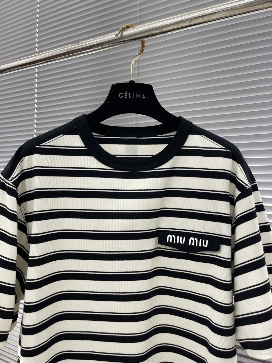 

-miumiu 2025SS春夏新款半袖 爆款定制纯棉面料 采用立体厚板工艺 立体清晰可见 面料舒适