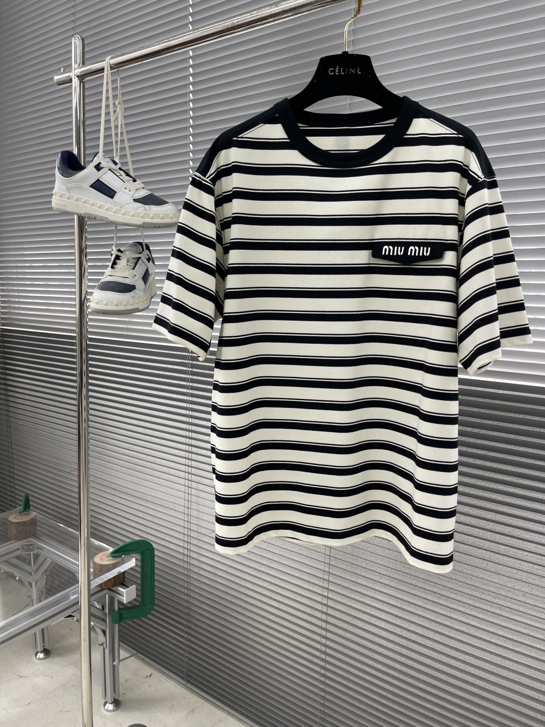 

-miumiu 2025SS春夏新款半袖 爆款定制纯棉面料 采用立体厚板工艺 立体清晰可见 面料舒适
