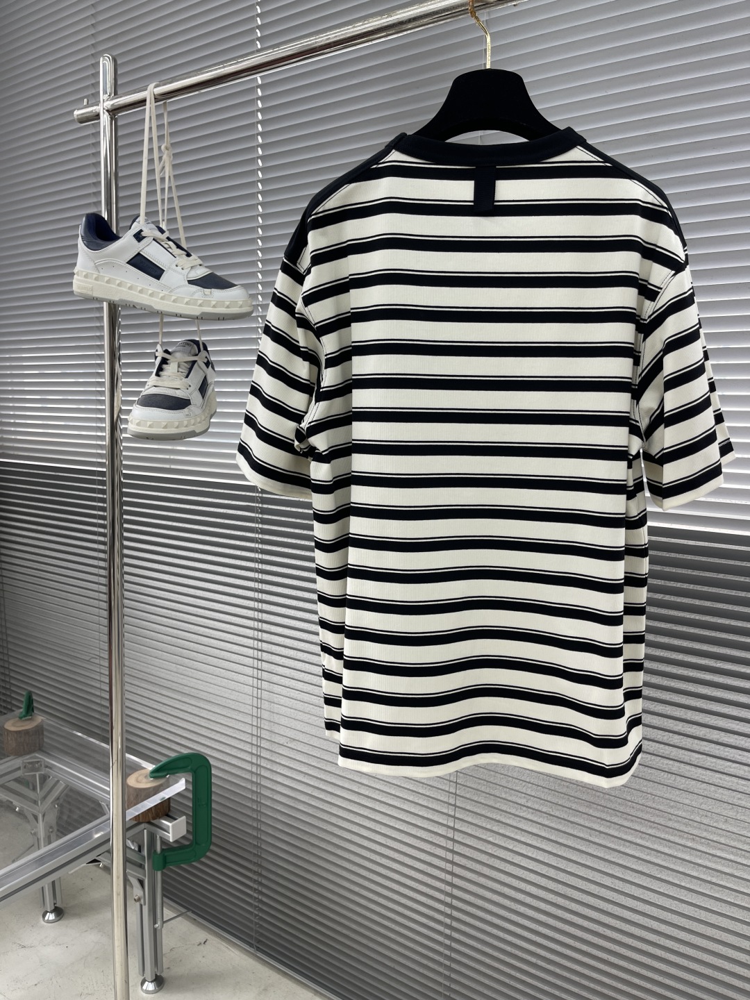 

-miumiu 2025SS春夏新款半袖 爆款定制纯棉面料 采用立体厚板工艺 立体清晰可见 面料舒适