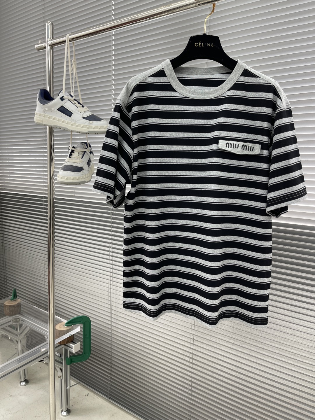 

-miumiu 2025SS春夏新款半袖 爆款定制纯棉面料 采用立体厚板工艺 立体清晰可见 面料舒适
