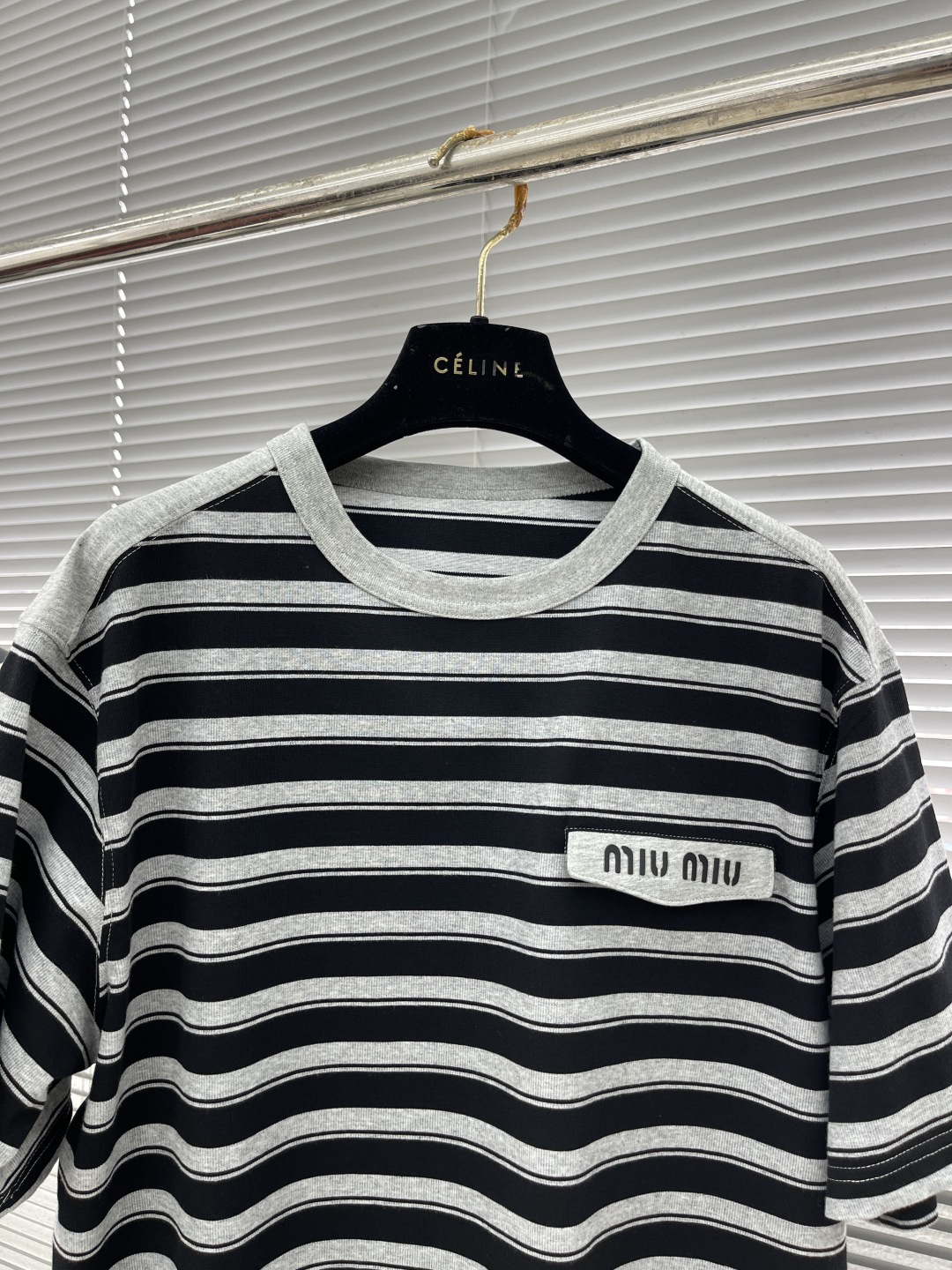 

-miumiu 2025SS春夏新款半袖 爆款定制纯棉面料 采用立体厚板工艺 立体清晰可见 面料舒适