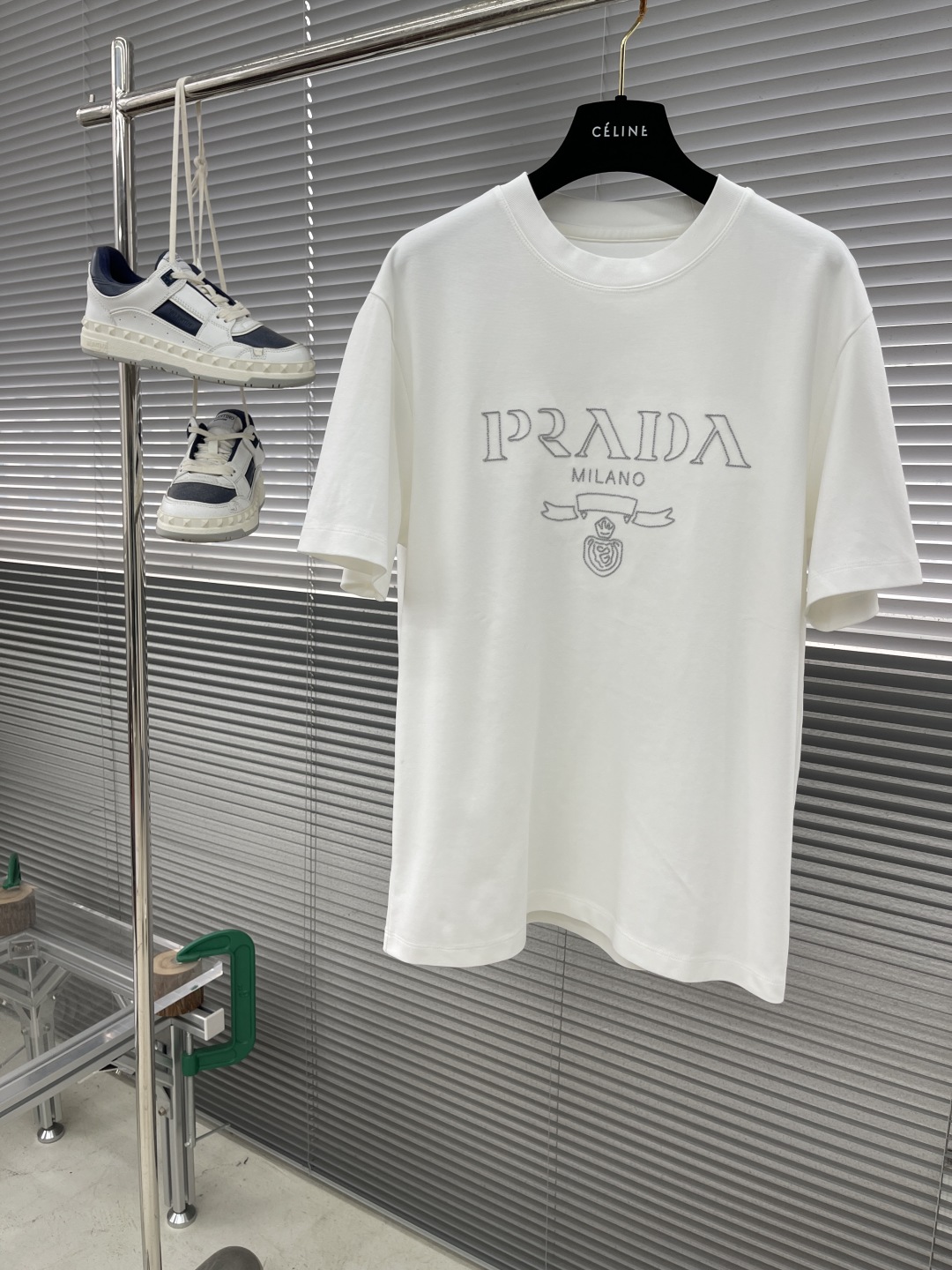 PZY\n\n-PRAD  春夏短袖系列\n\n尺码:   m-xL\n版型：微阔版型\n克重：ZE克重 潮棉短袖\n成份：YD%棉 面料表面纹理细腻平整 触感亲肤顺滑挺括且有型\n工艺：图案做同色系刺绣工艺 