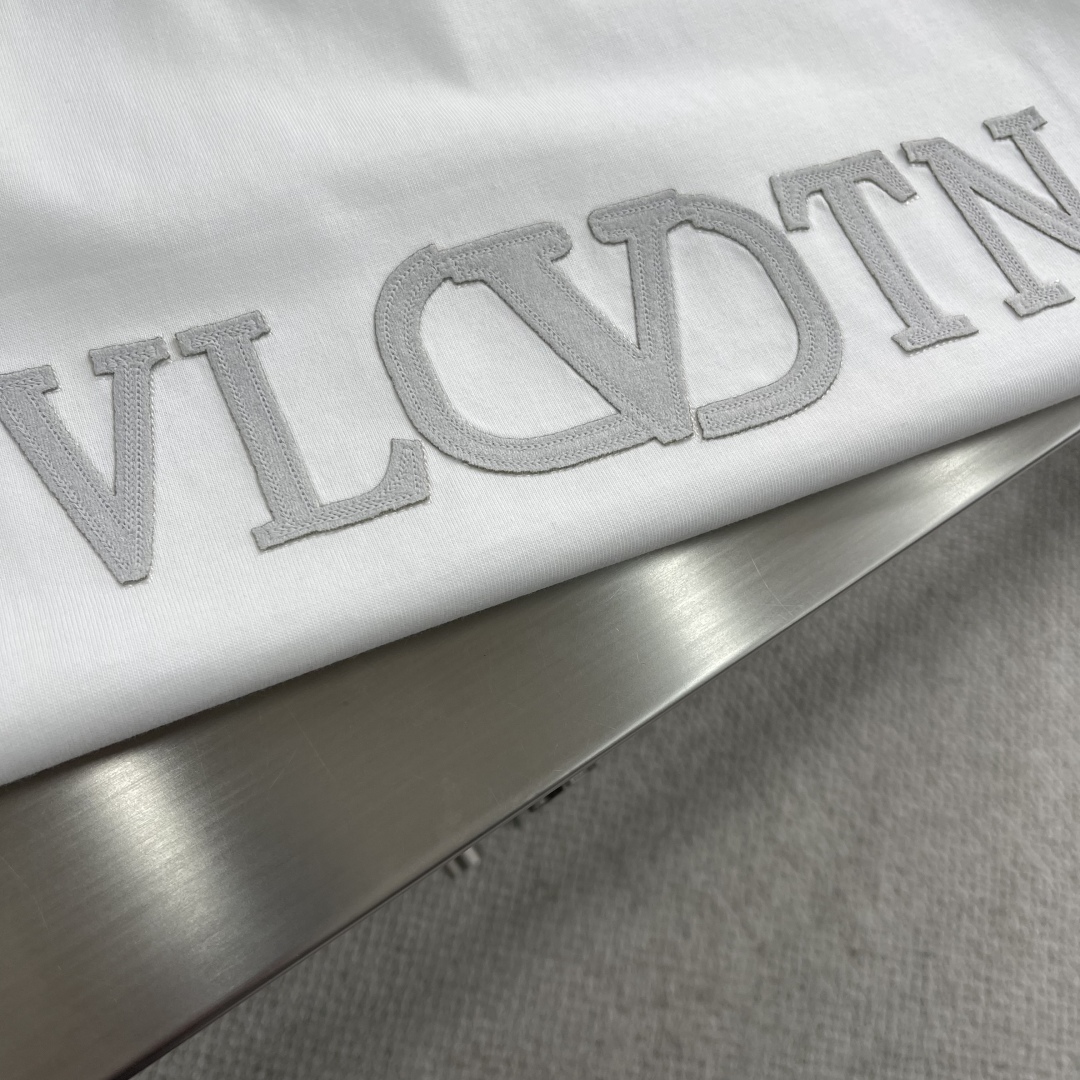 

-VLTN  2025春夏短袖系列

尺码   m-5xL
版型：微阔版型
克重：230克重 潮棉平
