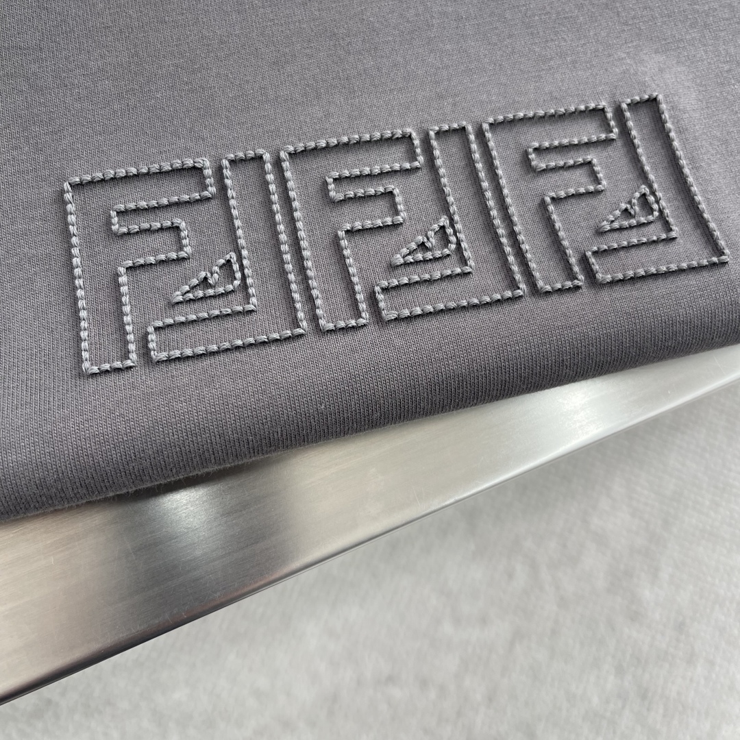 

-FEND  2025春夏短袖系列

尺码   m-5xL
版型：微阔版型
克重：260克重 潮棉平