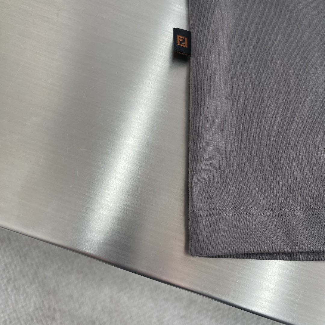

-FEND  2025春夏短袖系列

尺码   m-5xL
版型：微阔版型
克重：260克重 潮棉平