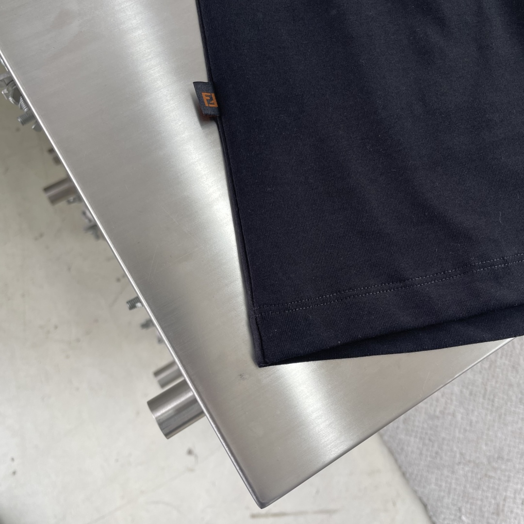 

-FEND  2025春夏短袖系列

尺码   m-5xL
版型：微阔版型
克重：260克重 潮棉平