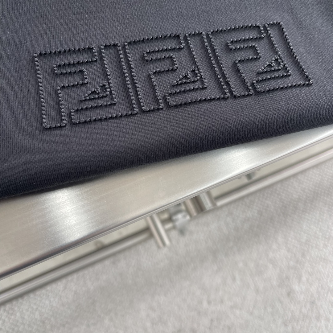 

-FEND  2025春夏短袖系列

尺码   m-5xL
版型：微阔版型
克重：260克重 潮棉平