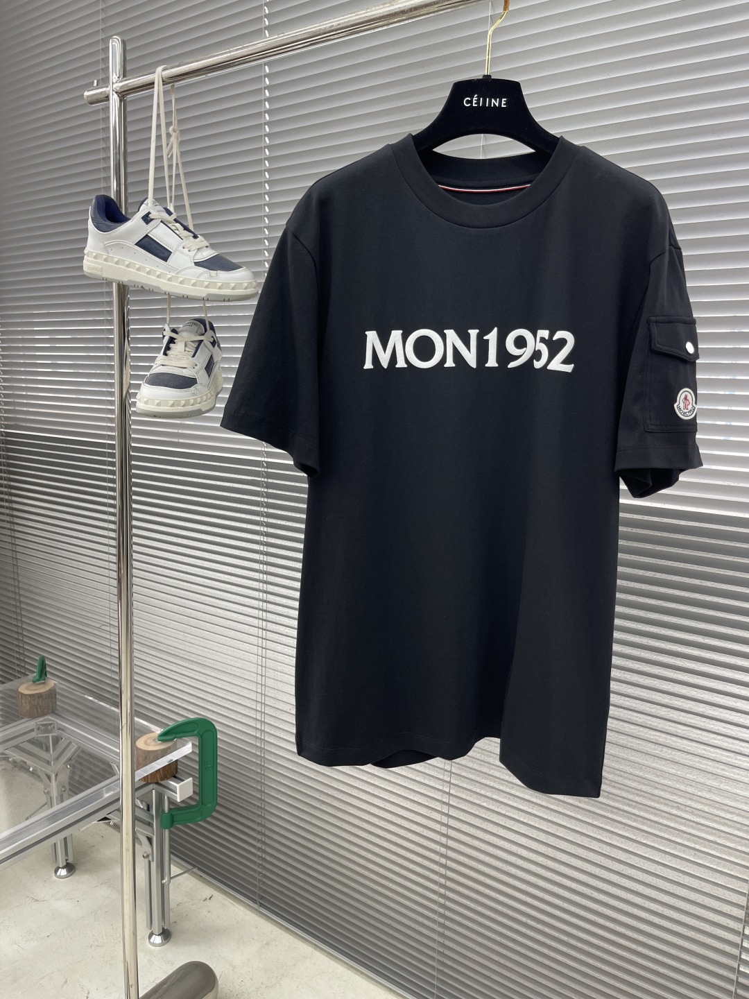 PZD\n\n-mon  春夏短袖系列\n\n尺码:   m-xL\n版型：微阔版型\n克重：ZE克重 潮棉\n成份：YD%棉 面料纹路平整 手感棉柔细腻\n工艺：图案前幅做压花图案设计 袖口做口袋装饰章仔刺绣穿搭必备款式