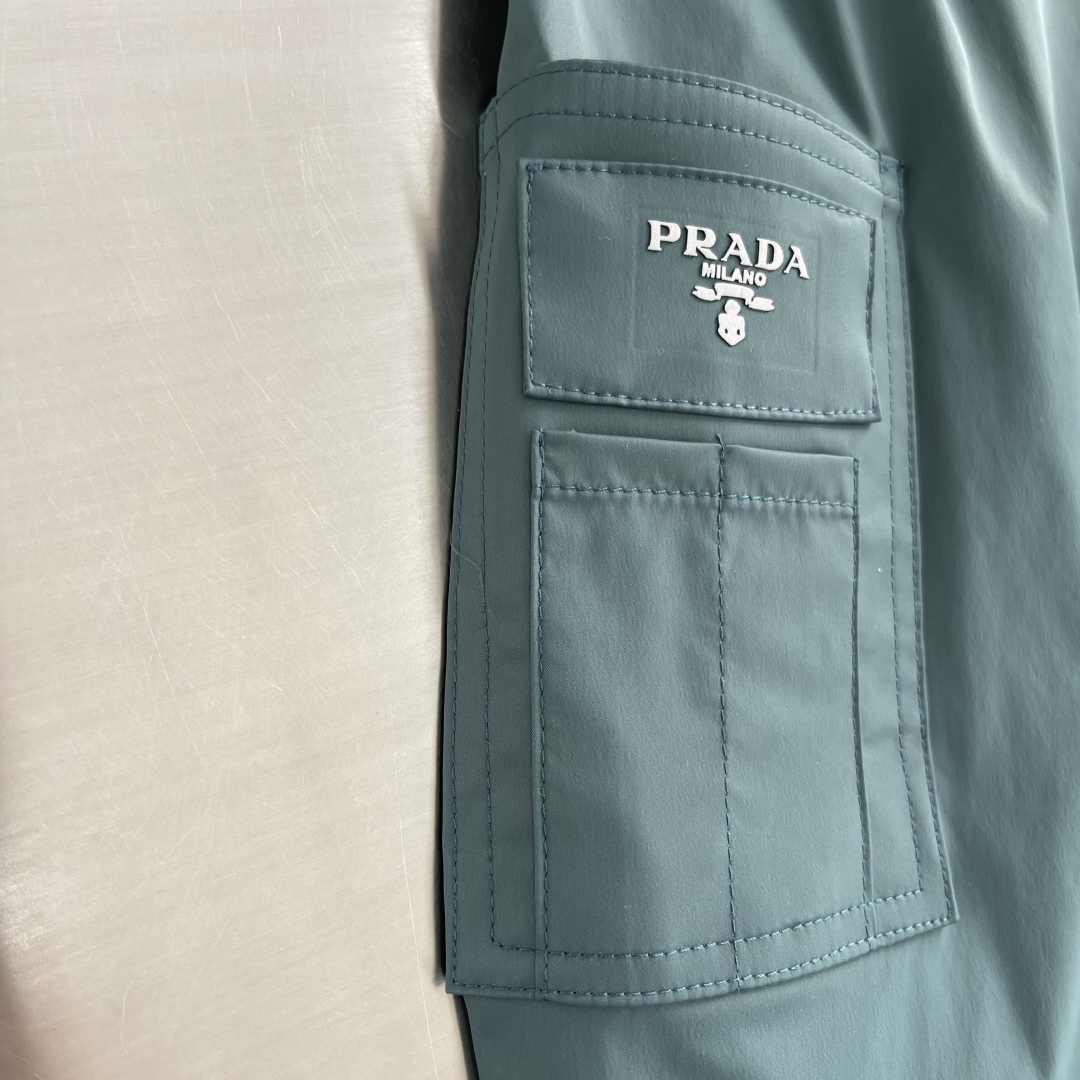 

-PRAD  25ss新款男士夹克外套，品牌元素设计理念，简约而不简单的剪裁，细节无可挑剔体现高品质