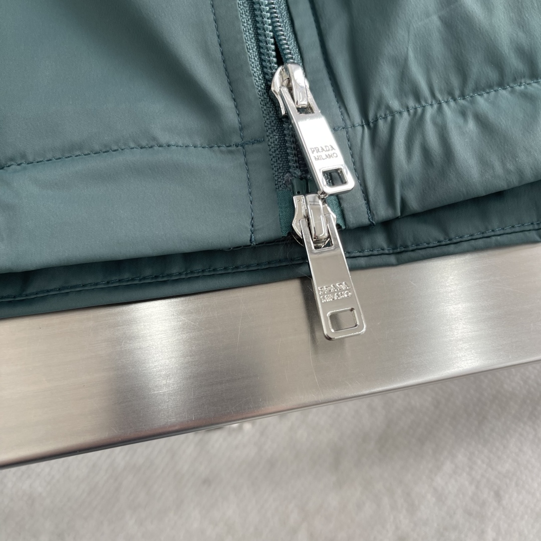 

-PRAD  25ss新款男士夹克外套，品牌元素设计理念，简约而不简单的剪裁，细节无可挑剔体现高品质