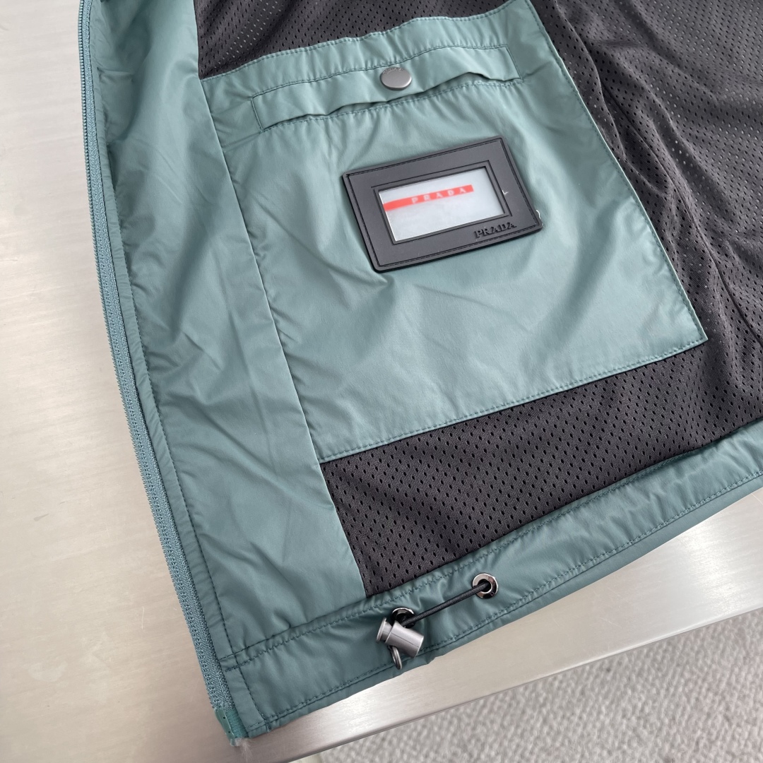 

-PRAD  25ss新款男士夹克外套，品牌元素设计理念，简约而不简单的剪裁，细节无可挑剔体现高品质