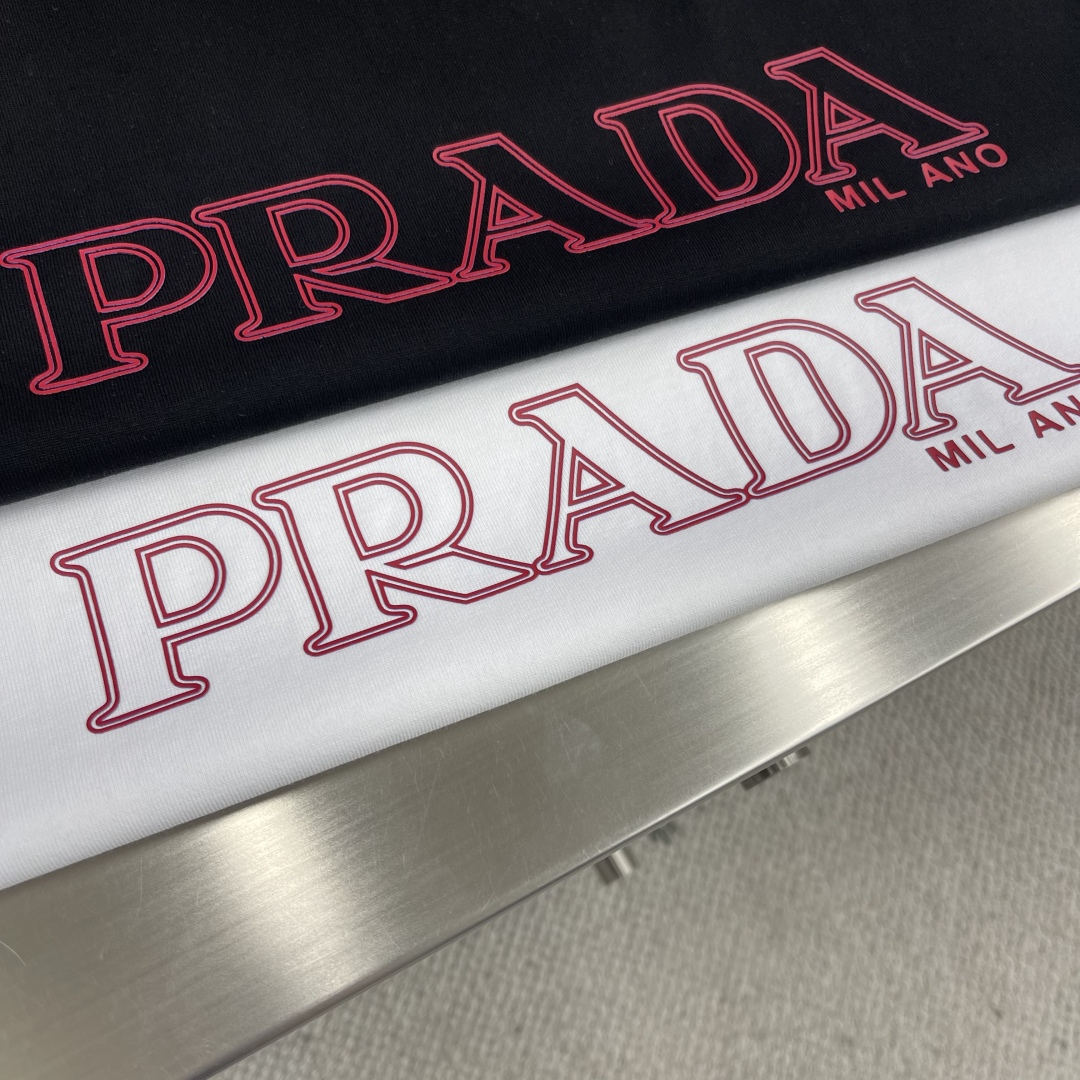 

-PRAD  短袖 
材质   棉
适用季节	四季	
领型	圆领	
袖长	短袖
袖型	常规		
衣长
