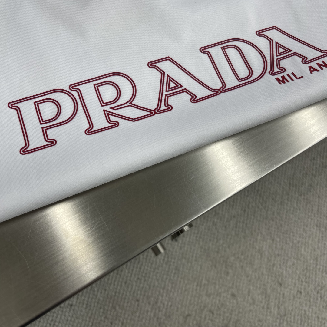 

-PRAD  短袖 
材质   棉
适用季节	四季	
领型	圆领	
袖长	短袖
袖型	常规		
衣长