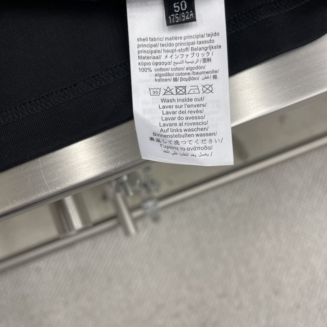 

-PRAD  短袖 
材质   棉
适用季节	四季	
领型	圆领	
袖长	短袖
袖型	常规		
衣长