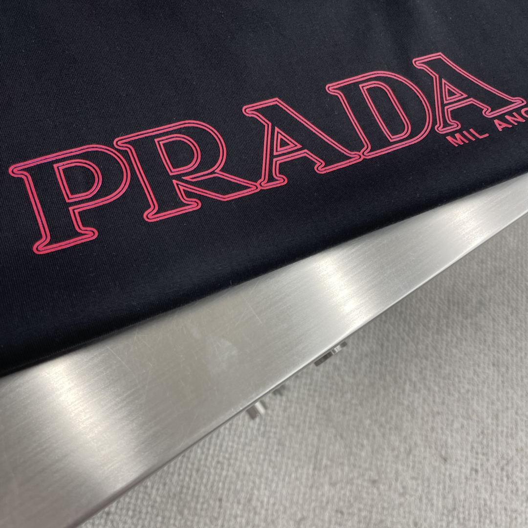 

-PRAD  短袖 
材质   棉
适用季节	四季	
领型	圆领	
袖长	短袖
袖型	常规		
衣长