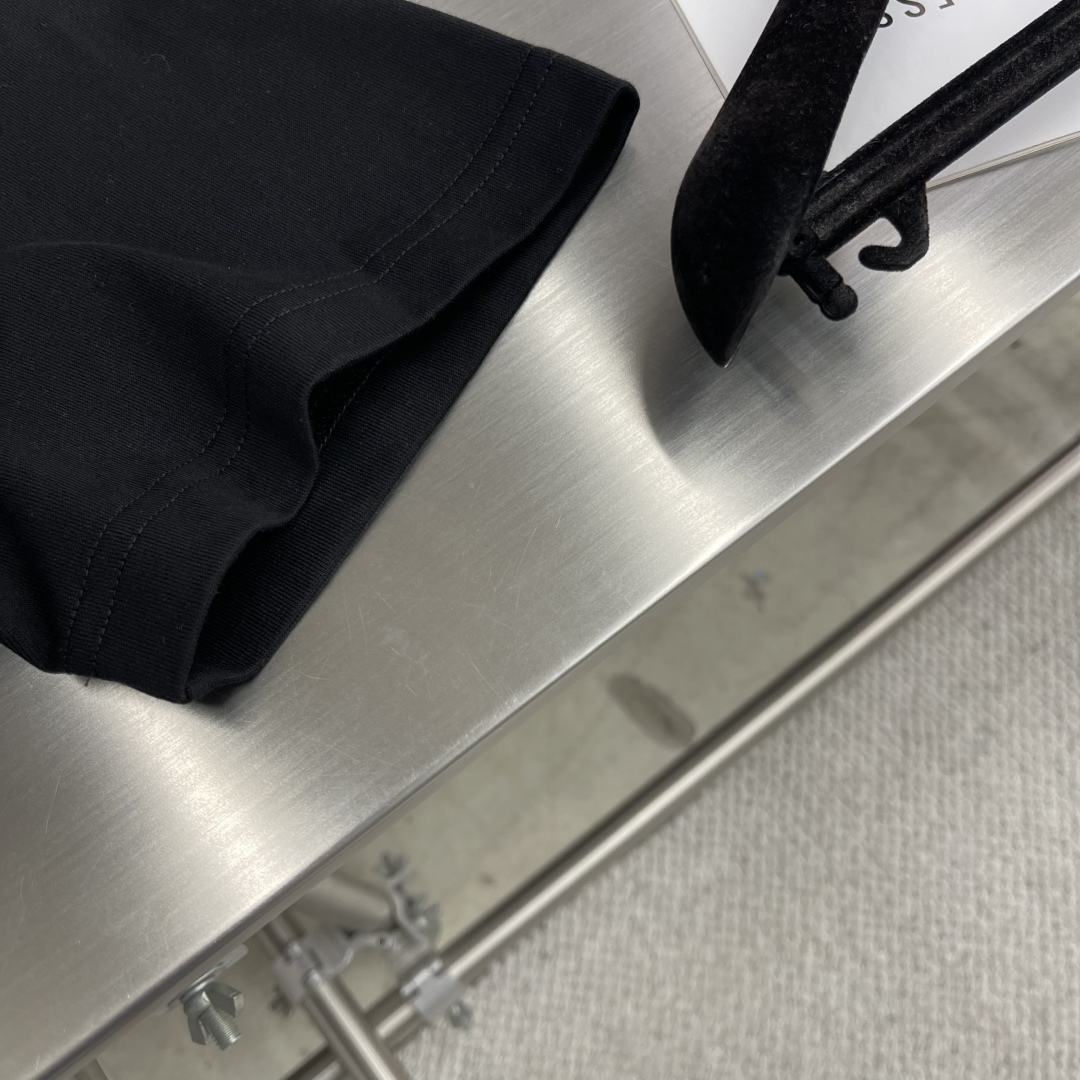 

-PRAD  短袖 
材质   棉
适用季节	四季	
领型	圆领	
袖长	短袖
袖型	常规		
衣长