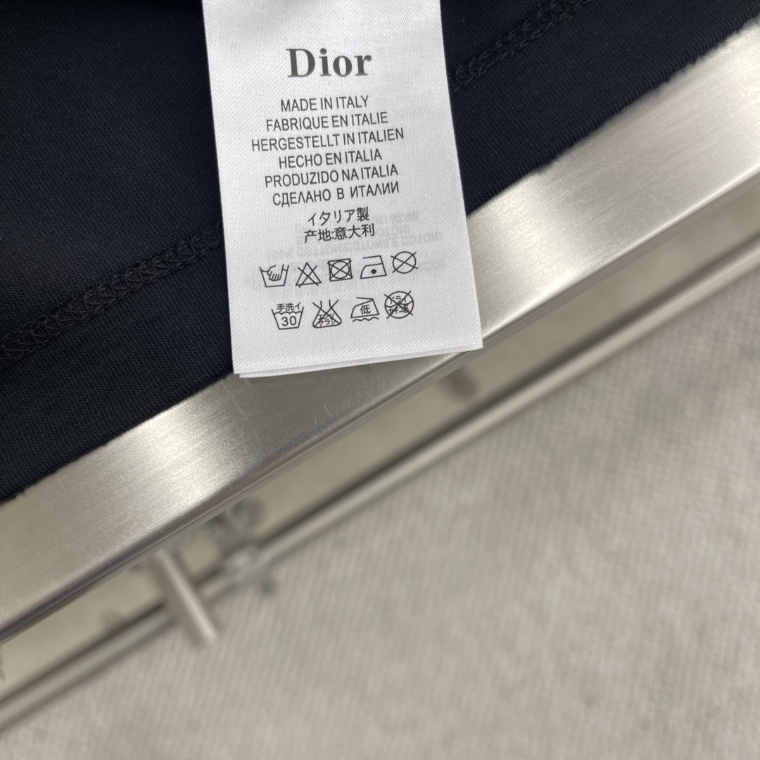 

-Dio 花卉字母‼️短袖T恤®
采用280克新疆棉冰感索罗娜面料 具有凉感冰皮、亲肤透气、速干抗菌