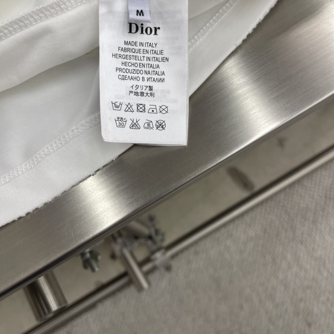 

-Dio 花卉字母‼️短袖T恤®
采用280克新疆棉冰感索罗娜面料 具有凉感冰皮、亲肤透气、速干抗菌