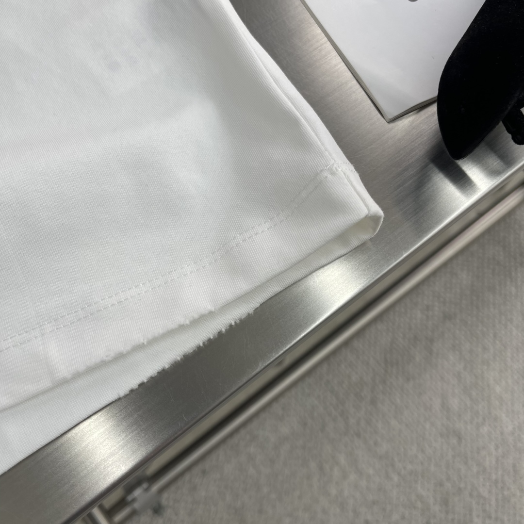 

-Dio 花卉字母‼️短袖T恤®
采用280克新疆棉冰感索罗娜面料 具有凉感冰皮、亲肤透气、速干抗菌