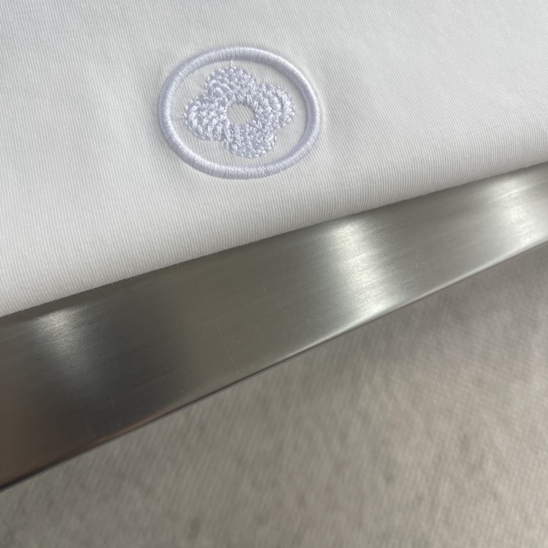 

-驴牌  刺绣🪡微标‼️短袖T恤®
采用280克新疆棉冰感索罗娜面料 具有凉感冰皮、亲肤透气、速干抗