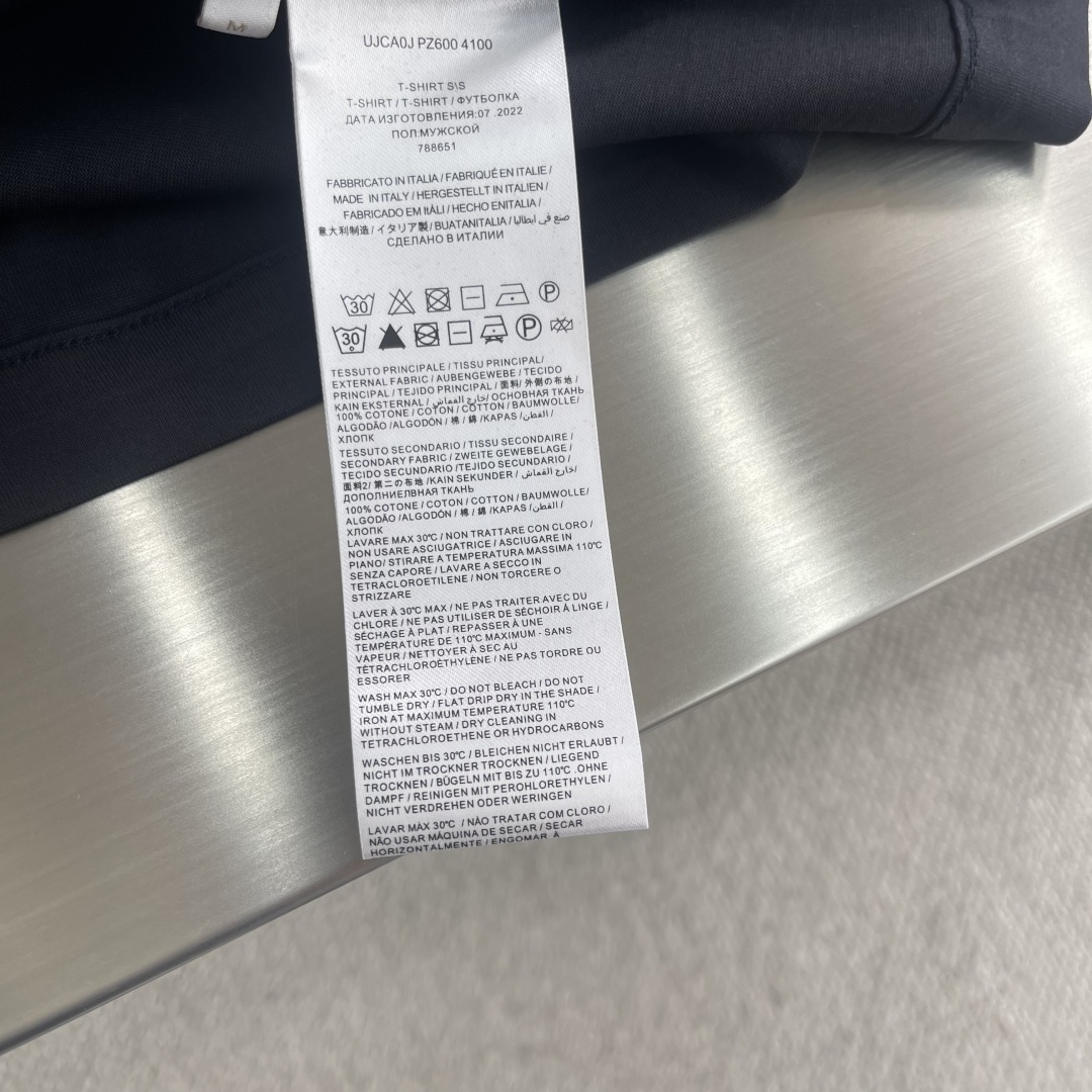 

-Brioni 男款丝光棉圆领短袖T恤

关于款式及设计：
出自被誉为时装界真正奢侈品，延续一贯地低
