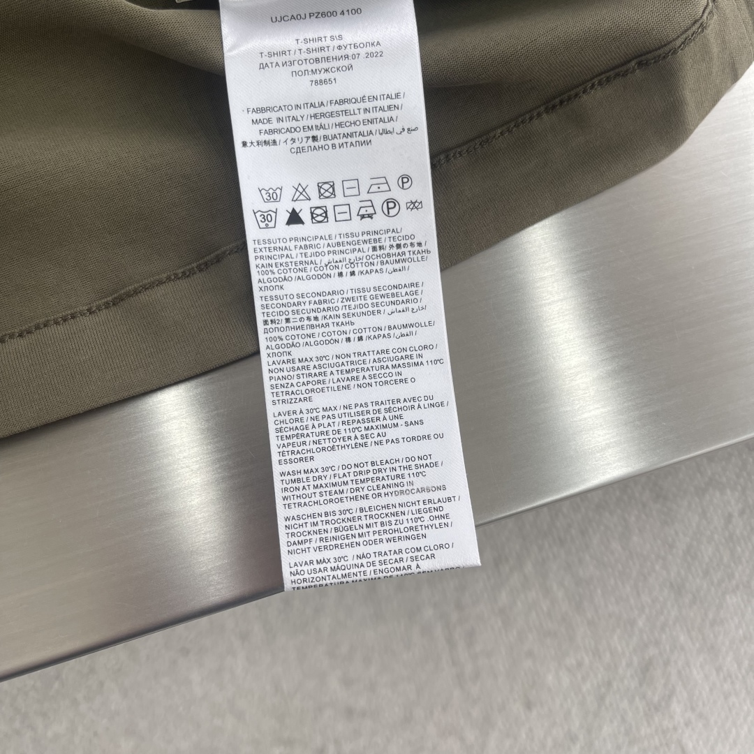 

-Brioni 男款丝光棉圆领短袖T恤

关于款式及设计：
出自被誉为时装界真正奢侈品，延续一贯地低