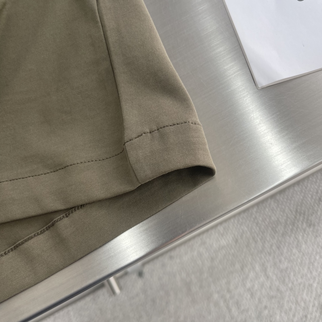 

-Brioni 男款丝光棉圆领短袖T恤

关于款式及设计：
出自被誉为时装界真正奢侈品，延续一贯地低