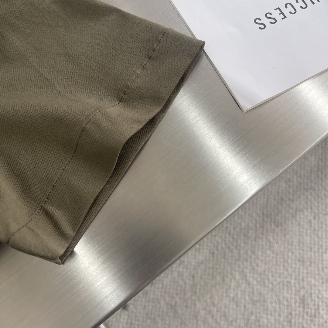 

-Brioni 男款丝光棉圆领短袖T恤

关于款式及设计：
出自被誉为时装界真正奢侈品，延续一贯地低