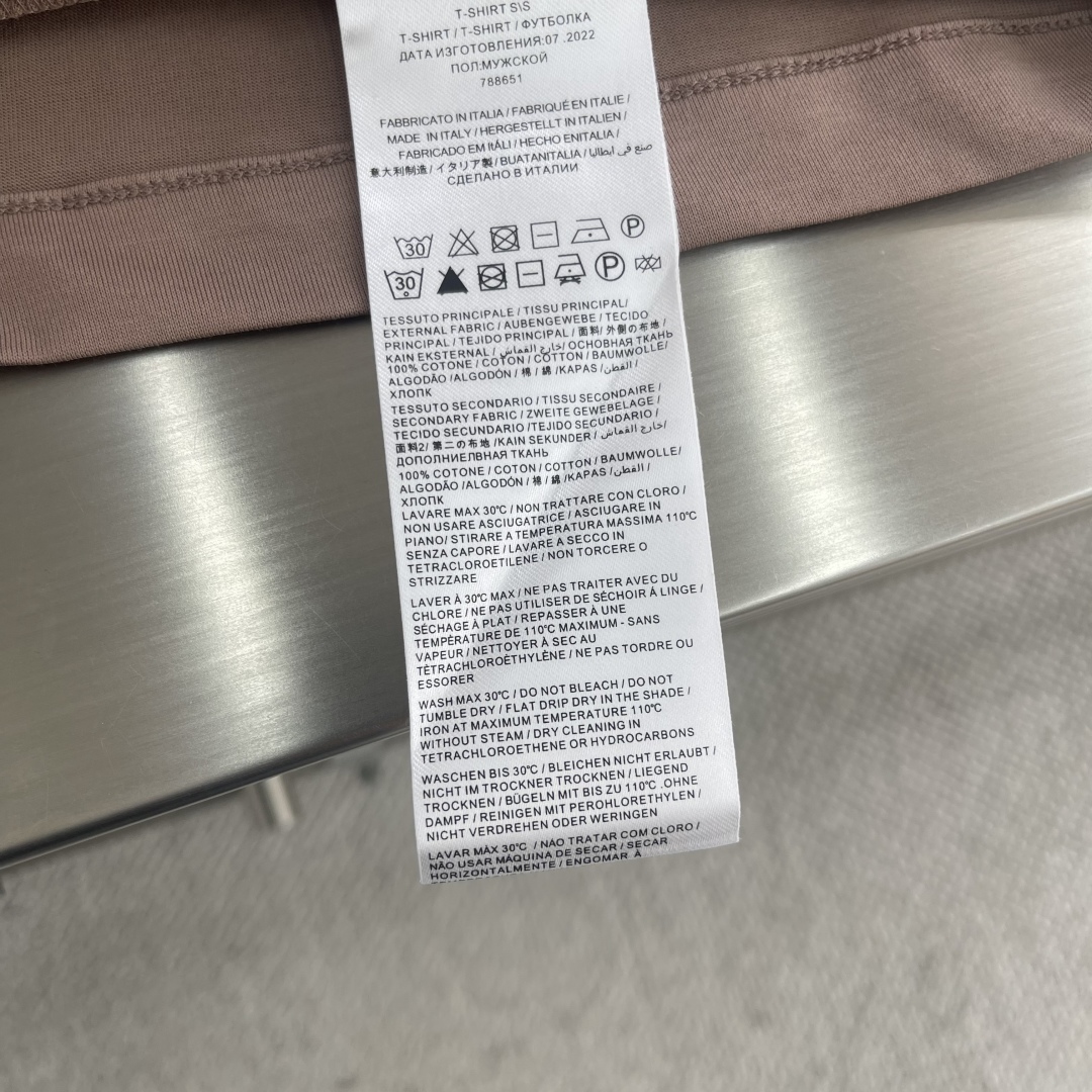 

-Brioni 男款丝光棉圆领短袖T恤

关于款式及设计：
出自被誉为时装界真正奢侈品，延续一贯地低