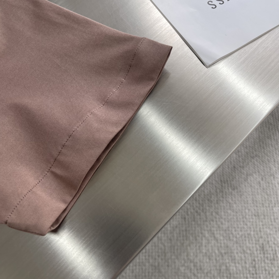 

-Brioni 男款丝光棉圆领短袖T恤

关于款式及设计：
出自被誉为时装界真正奢侈品，延续一贯地低