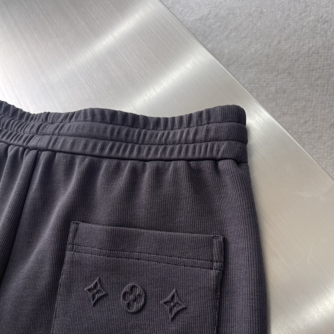

-驴牌  软糯的针织卫裤…宜商务和休闲的绝佳裤装…..刺绣四叶草立体设计。 经典商务真帅气！！1V家