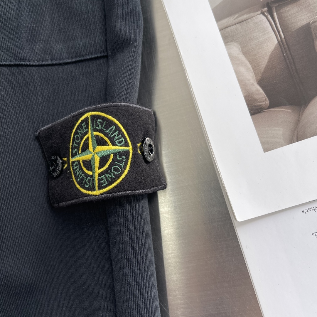 

-Stone Island  定制杏色和藏蓝色棉布，手感扎实及柔软。极简工装款小直筒设计。质感轻洗水